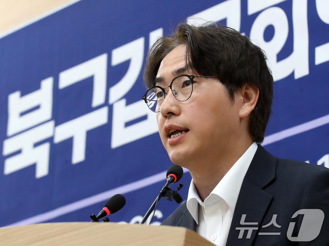 (부산=뉴스1) 윤일지 기자 = 하정우 더불어민주당 부산 북구갑 국회의원 후보가 1일 부산 연제구 부산시의회 브리핑룸에서 기자회견을 열고 공약 설명과 함께 지지를 호소하고 있다. …