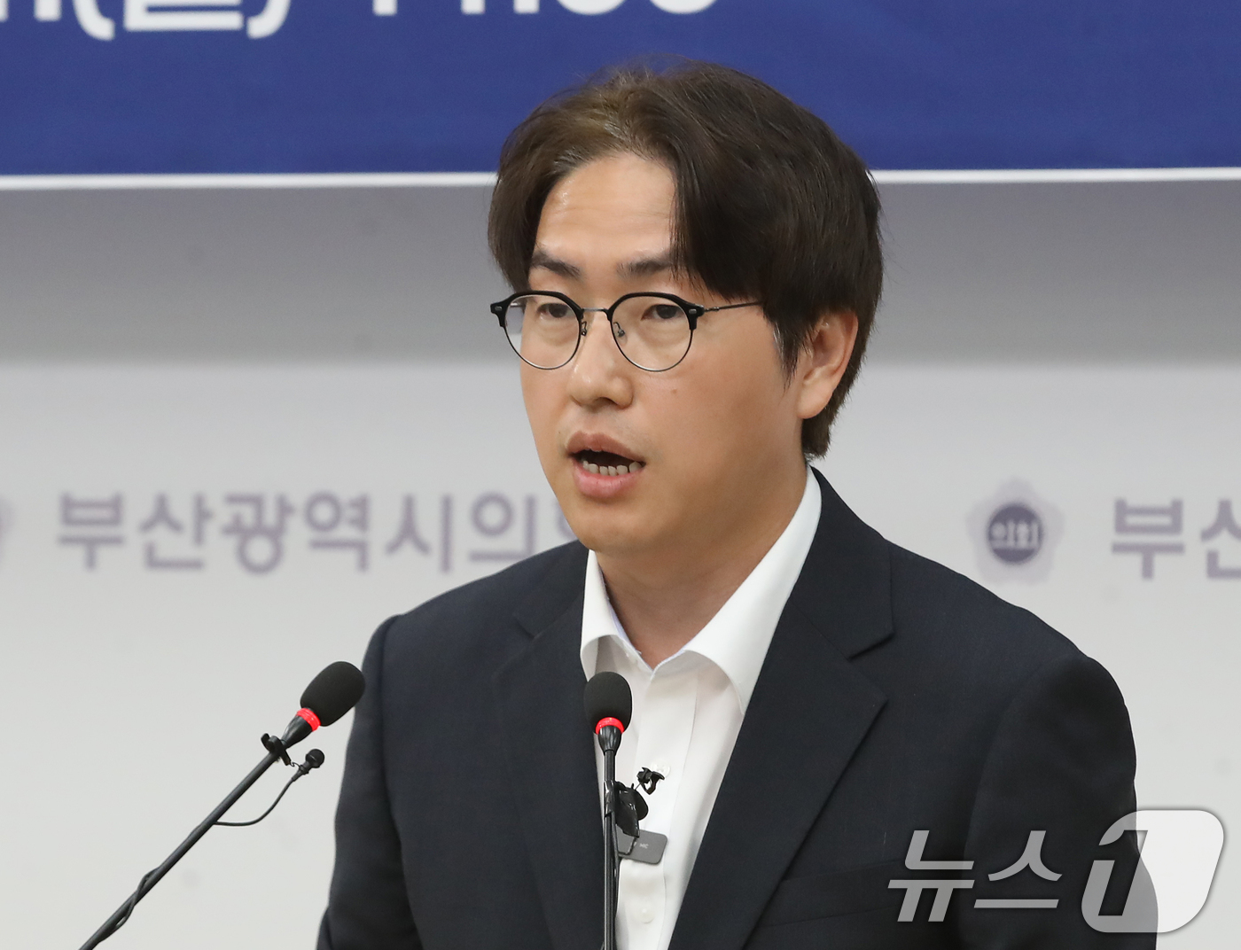 (부산=뉴스1) 윤일지 기자 = 하정우 더불어민주당 부산 북구갑 국회의원 후보가 1일 부산 연제구 부산시의회 브리핑룸에서 기자회견을 열고 공약 설명과 함께 지지를 호소하고 있다. …
