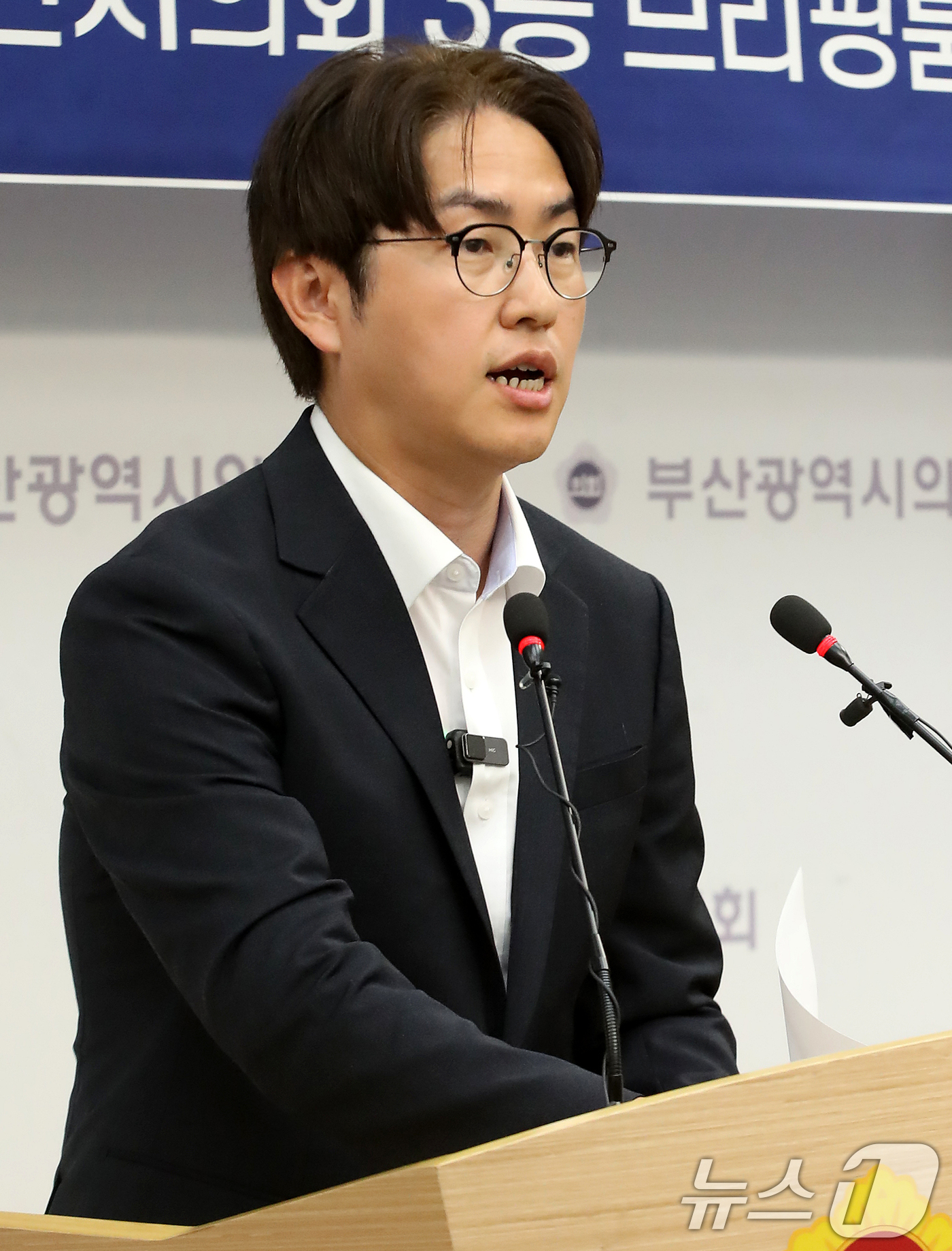 (부산=뉴스1) 윤일지 기자 = 하정우 더불어민주당 부산 북구갑 국회의원 후보가 1일 부산 연제구 부산시의회 브리핑룸에서 기자회견을 열고 공약 설명과 함께 지지를 호소하고 있다. …
