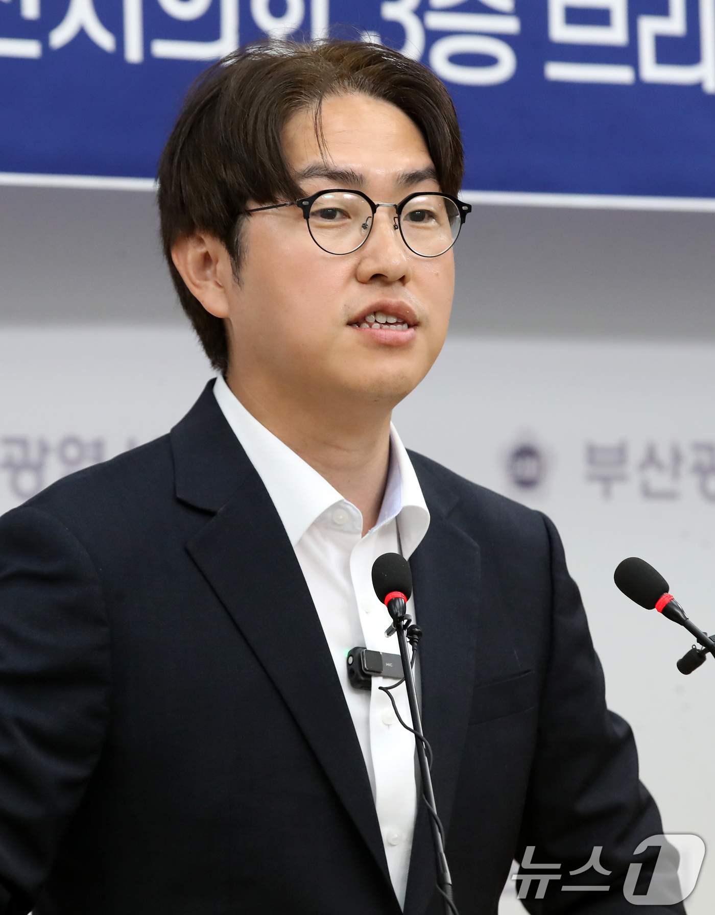 (부산=뉴스1) 윤일지 기자 = 하정우 더불어민주당 부산 북구갑 국회의원 후보가 1일 부산 연제구 부산시의회 브리핑룸에서 기자회견을 열고 공약 설명과 함께 지지를 호소하고 있다. …