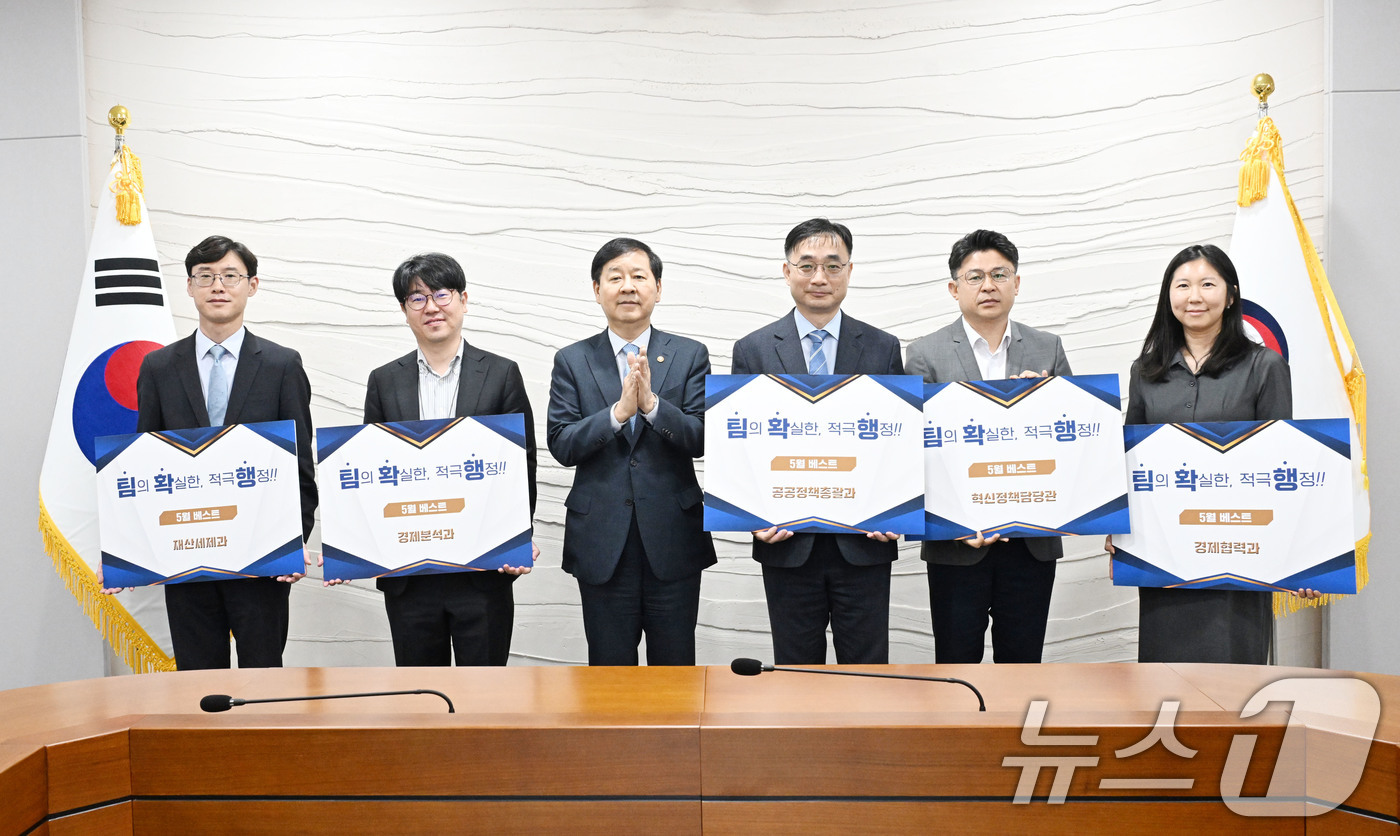 (서울=뉴스1) = 구윤철 경제부총리 겸 재정경제부 장관이 1일 정부세종청사에서 열린 재정경제부 소확행(소소하지만 확실한 적극행정). 팀확행(팀단위 확실한 적극행정) 시상식에서 수 …