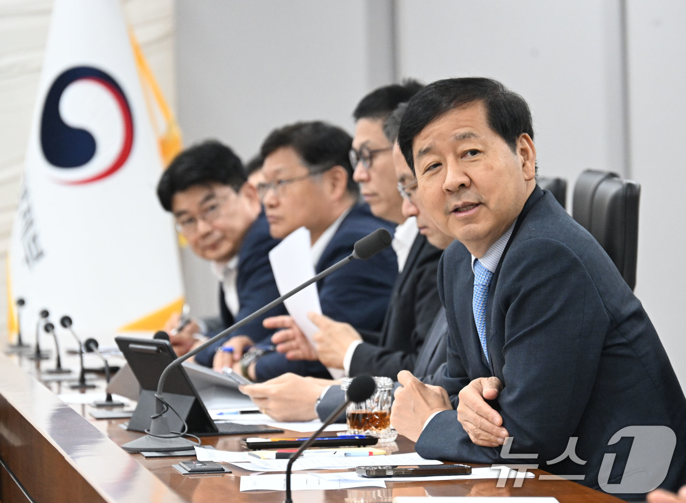 (서울=뉴스1) = 구윤철 경제부총리 겸 재정경제부 장관이 1일 정부세종청사에서 열린 재정경제부 확대간부회의에서 모두발언을 하고 있다. (재정경제부 제공. 재판매 및 DB금지) 2 …
