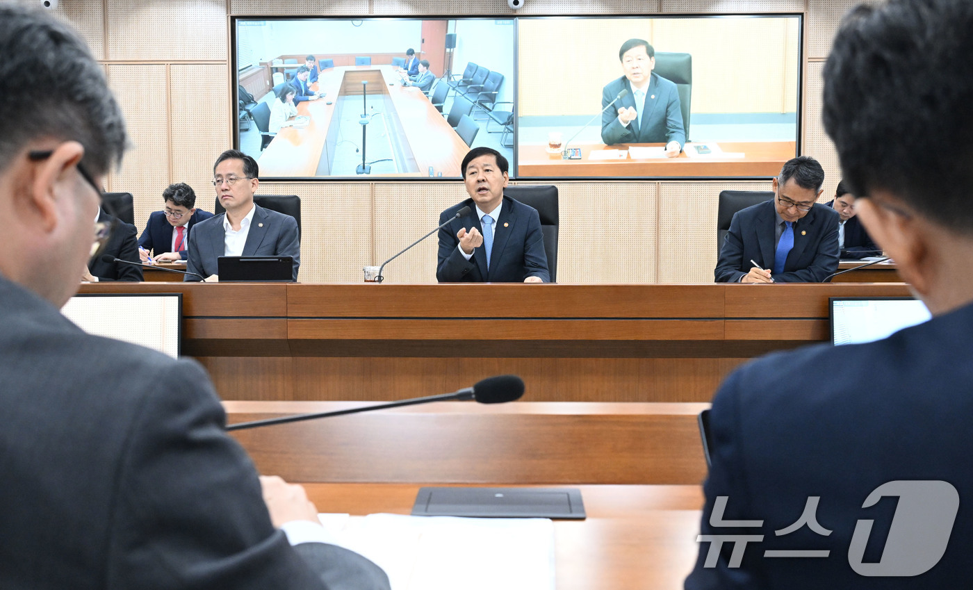 (서울=뉴스1) = 구윤철 경제부총리 겸 재정경제부 장관이 1일 정부세종청사에서 열린 재정경제부 확대간부회의에서 모두발언을 하고 있다. (재정경제부 제공. 재판매 및 DB금지) 2 …