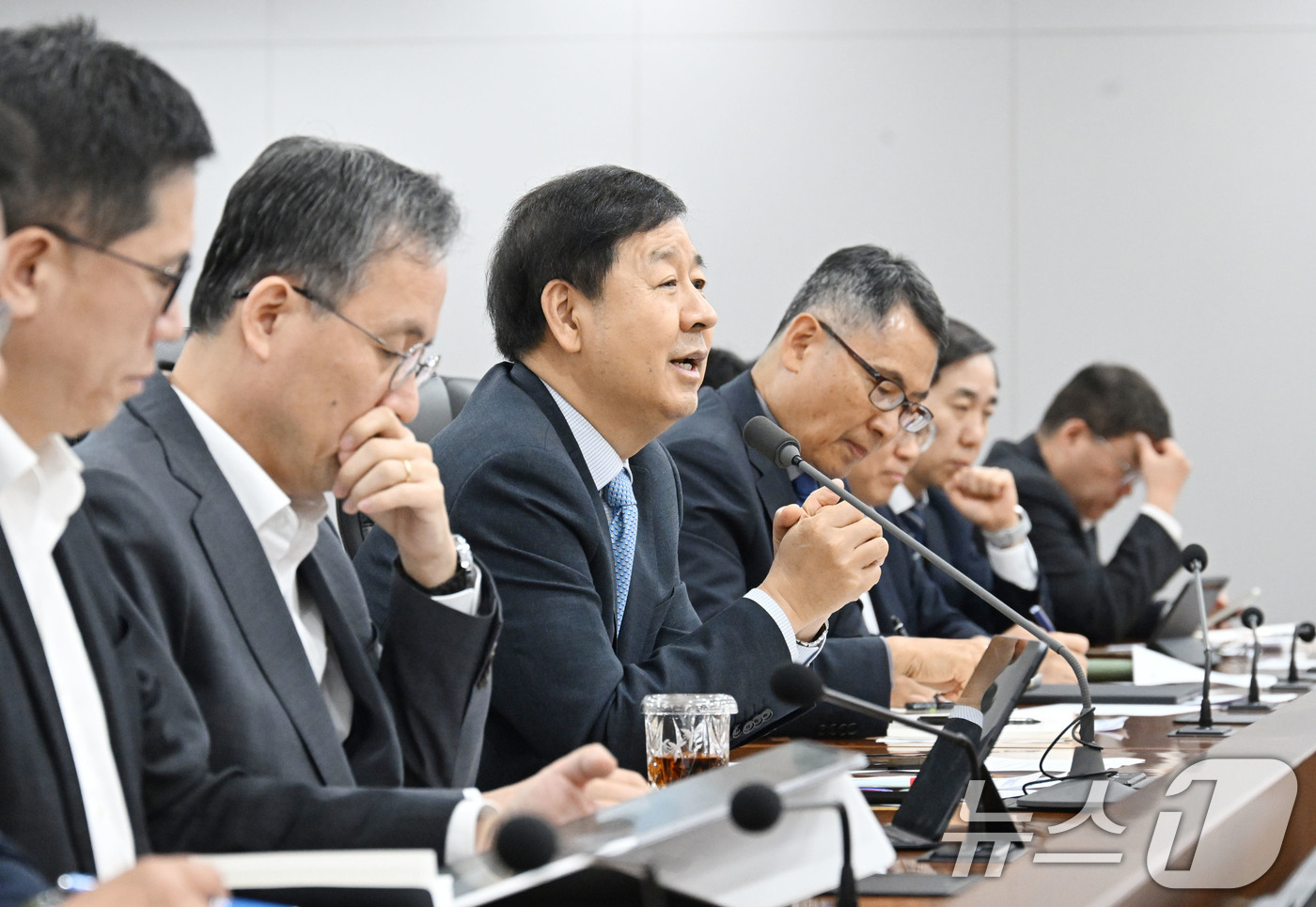 (서울=뉴스1) = 구윤철 경제부총리 겸 재정경제부 장관이 1일 정부세종청사에서 열린 재정경제부 확대간부회의에서 모두발언을 하고 있다. (재정경제부 제공. 재판매 및 DB금지) 2 …