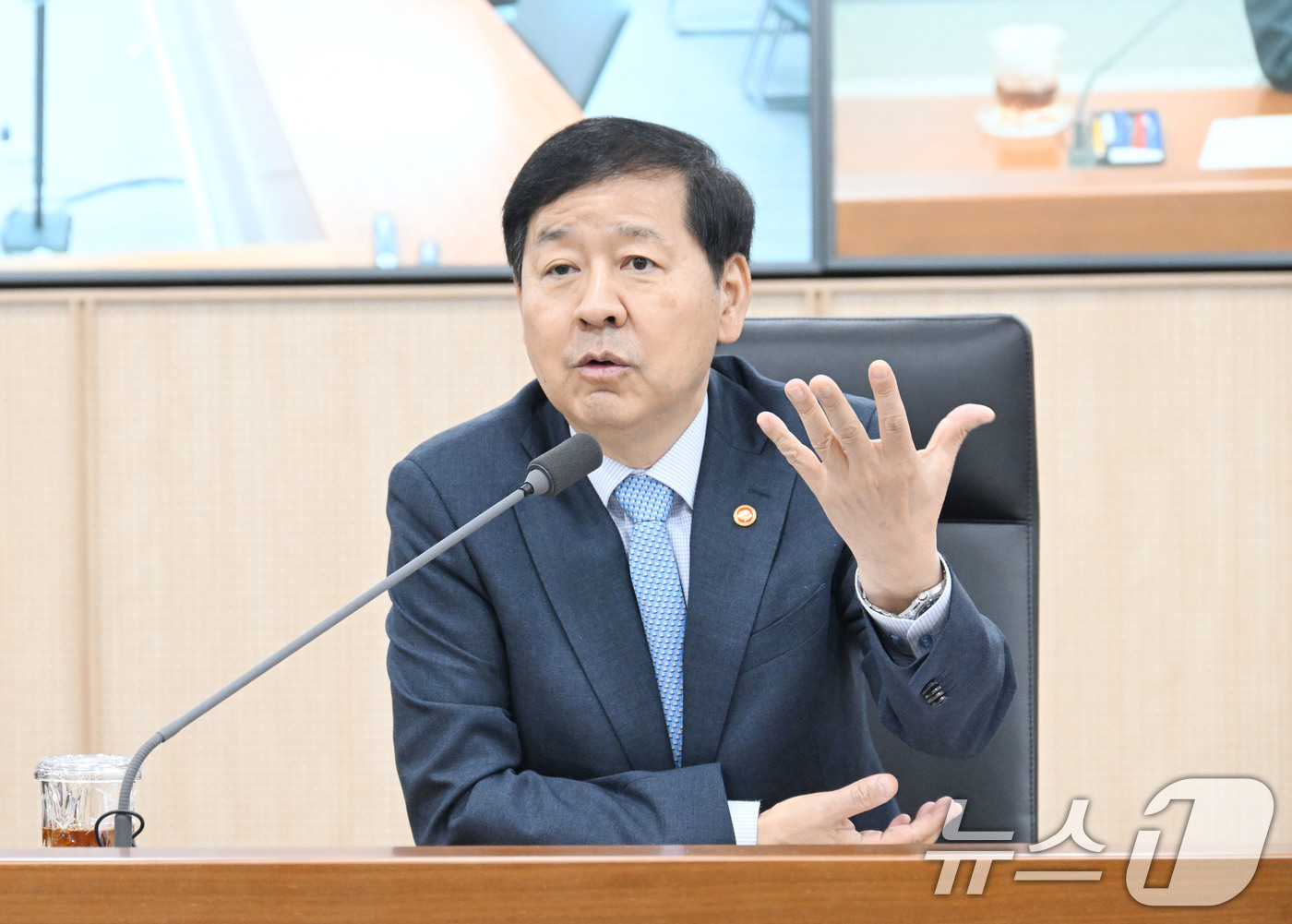 (서울=뉴스1) = 구윤철 경제부총리 겸 재정경제부 장관이 1일 정부세종청사에서 열린 재정경제부 확대간부회의에서 모두발언을 하고 있다. (재정경제부 제공. 재판매 및 DB금지) 2 …