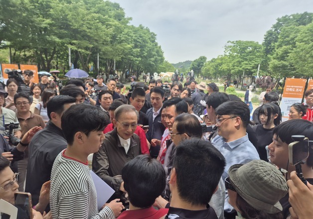 이명박, 서울숲 찾아 "일 잘하는 시장·구청장 뽑아야…정치적인 사람 안돼"
