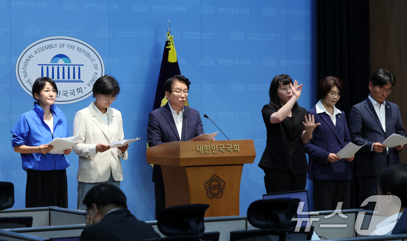 (서울=뉴스1) 황기선 기자 = 더불어민주당 의원들이 1일 오전 서울 여의도 국회 소통관에서 대구시장 선거 현안 관련 기자회견을 하고 있다.  2026.6.1/뉴스1