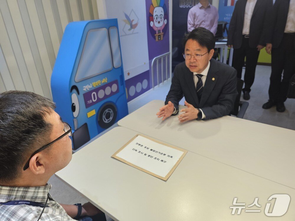 본문 이미지 - 박홍배 민주당 의원이 1일 오전 부산시 선거관리위원회를 찾아 한동훈 후보 불법선거운동 의혹 신속 조사 및 중단 조치 촉구를 하고 있다. 2026.6.1/뉴스1 ⓒ News1 임순택 기자