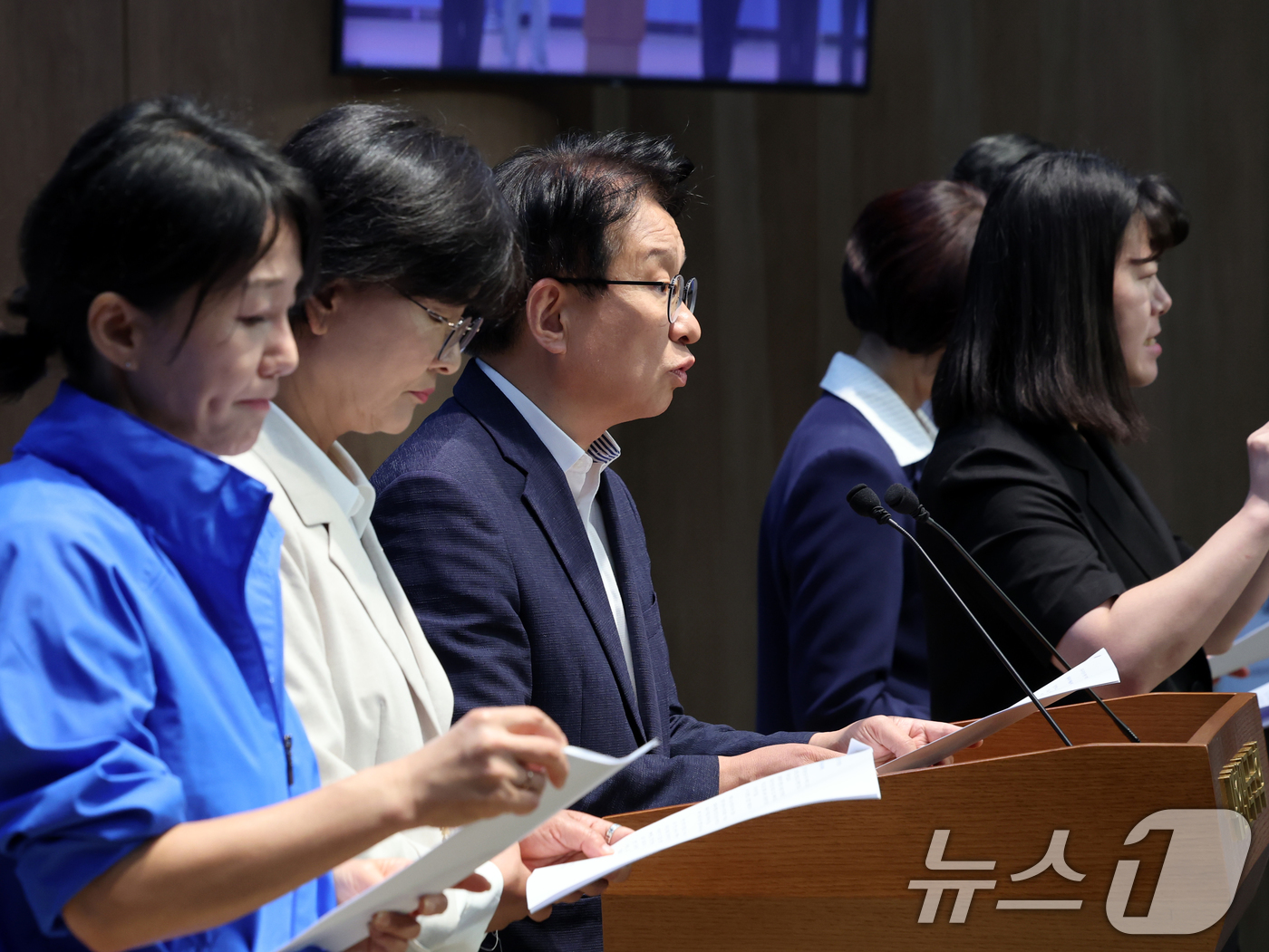 (서울=뉴스1) 황기선 기자 = 더불어민주당 의원들이 1일 오전 서울 여의도 국회 소통관에서 대구시장 선거 현안 관련 기자회견을 하고 있다.  2026.6.1/뉴스1
