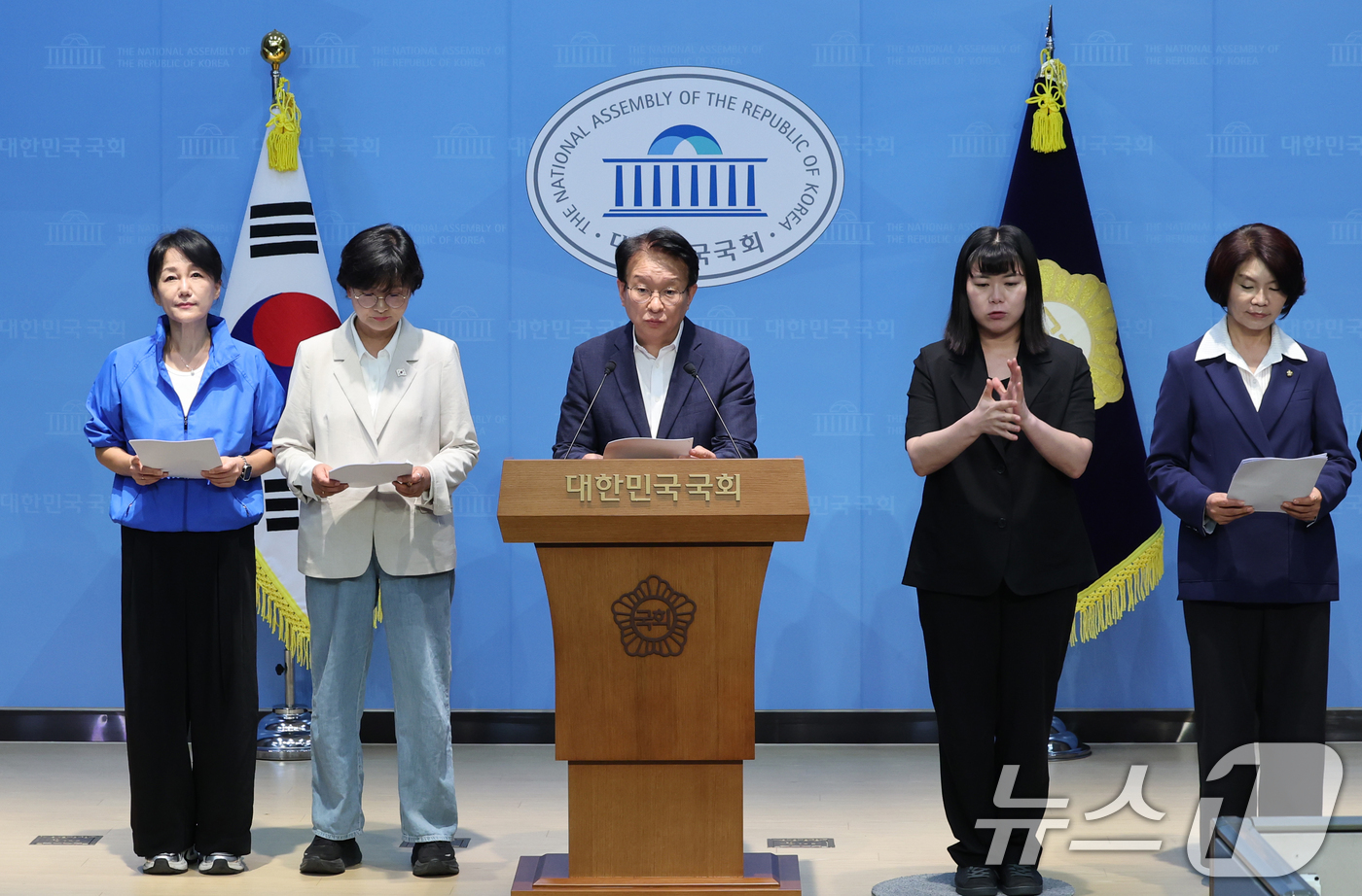 (서울=뉴스1) 황기선 기자 = 더불어민주당 의원들이 1일 오전 서울 여의도 국회 소통관에서 대구시장 선거 현안 관련 기자회견을 하고 있다.  2026.6.1/뉴스1