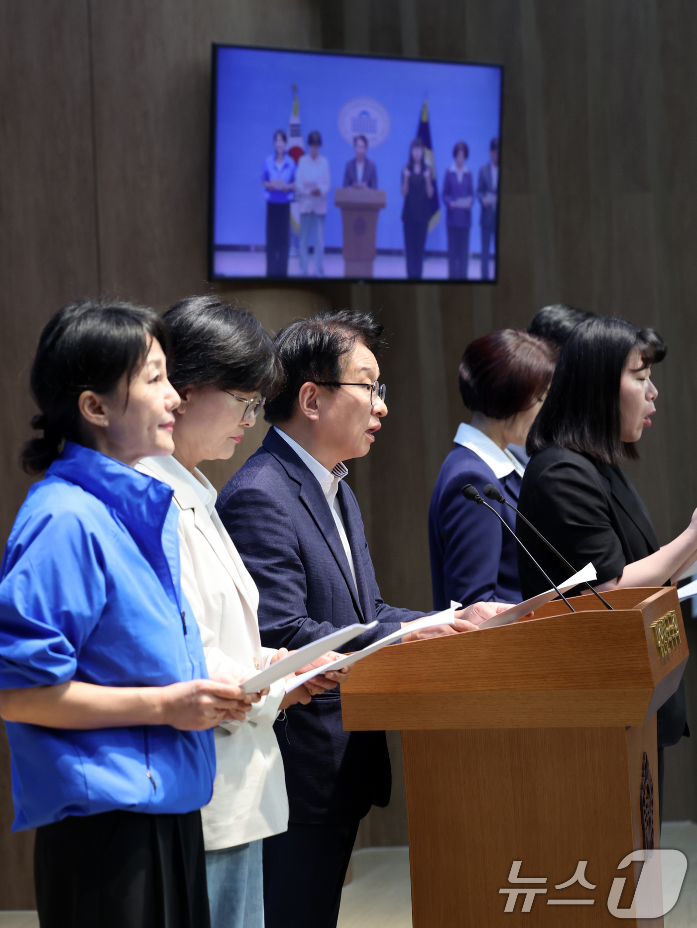 (서울=뉴스1) 황기선 기자 = 더불어민주당 의원들이 1일 오전 서울 여의도 국회 소통관에서 대구시장 선거 현안 관련 기자회견을 하고 있다.  2026.6.1/뉴스1