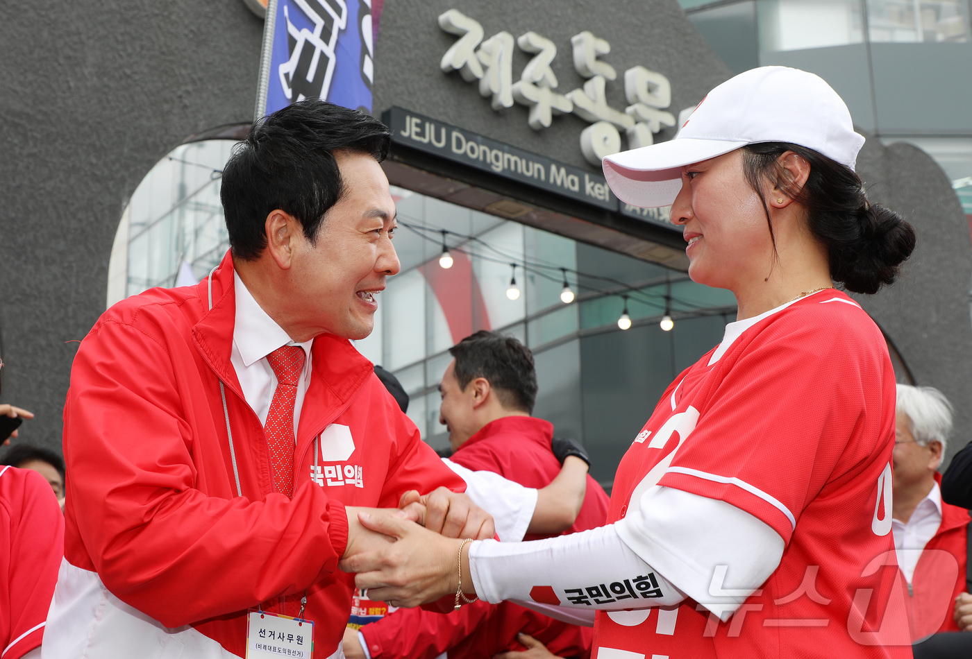(제주=뉴스1) 오미란 기자 = 장동혁 국민의힘 대표가 1일 오전 제주시 이도1동 동문재래시장에서 선거운동원과 인사를 나누고 있다. 2026.6.1/뉴스1