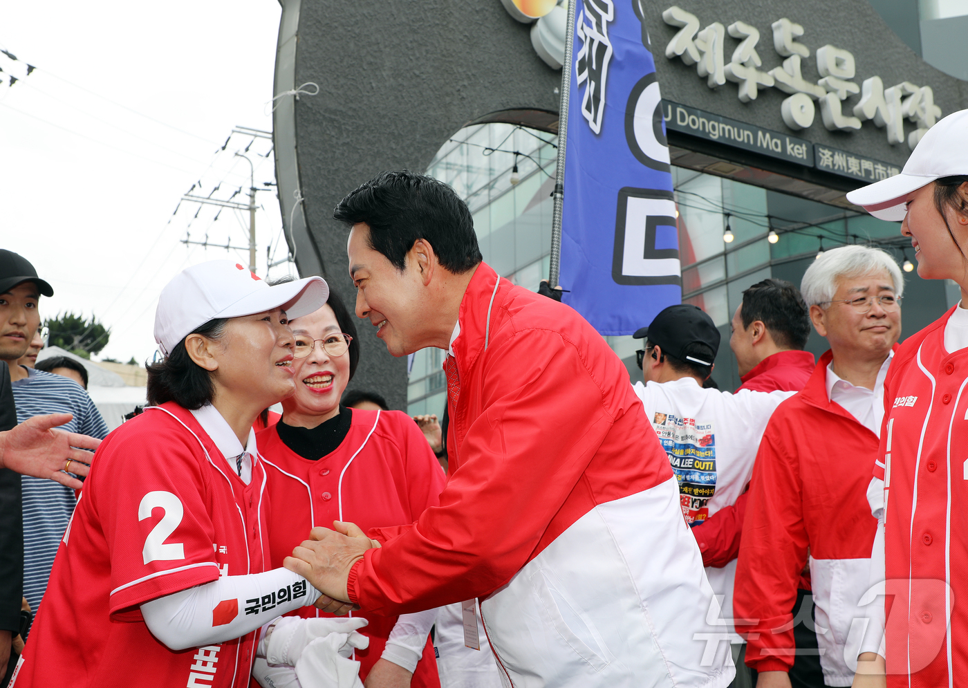 (제주=뉴스1) 오미란 기자 = 장동혁 국민의힘 대표가 1일 오전 제주시 이도1동 동문재래시장에서 선거운동원을 격려하고 있다. 2026.6.1/뉴스1
