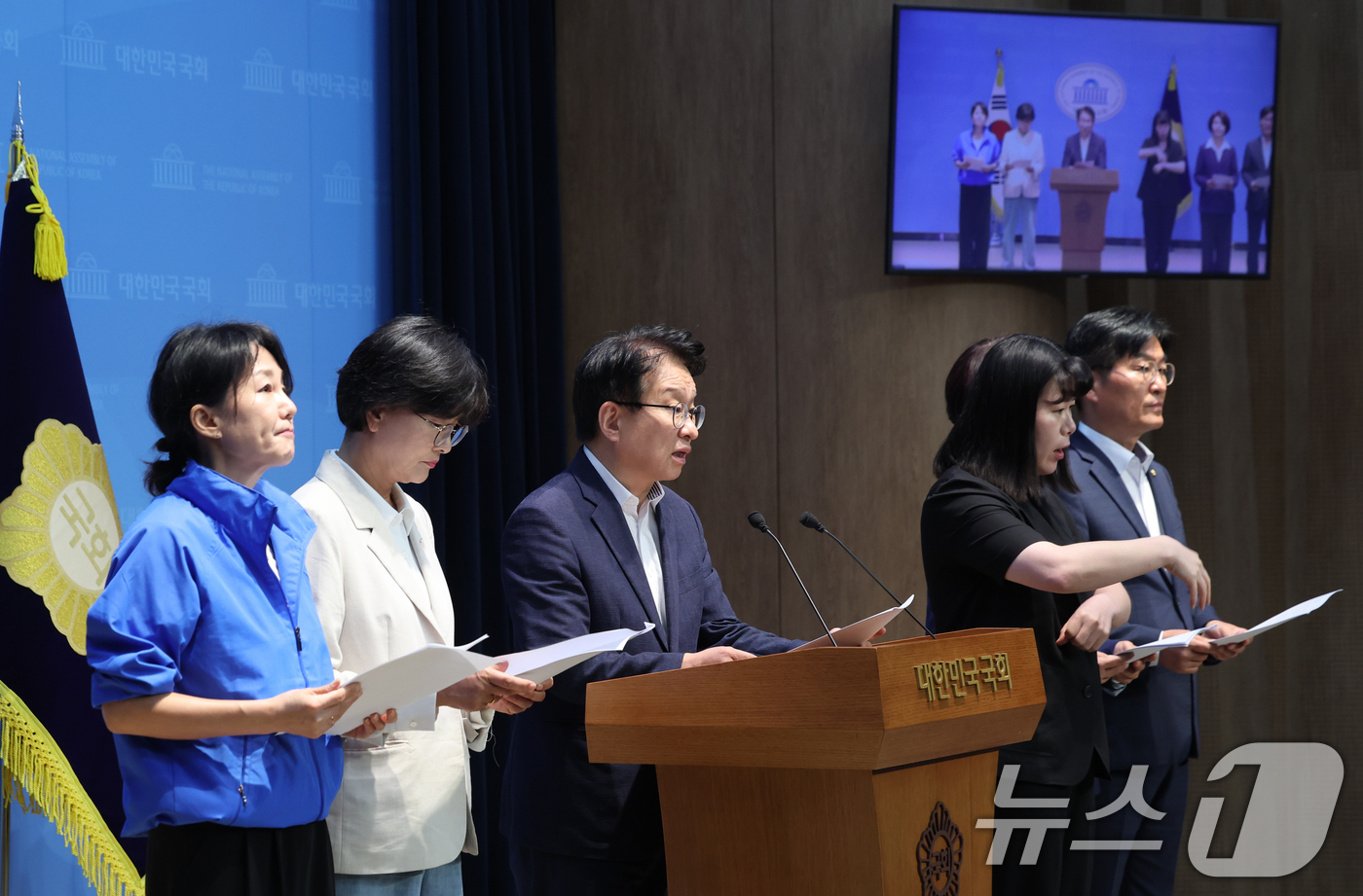 (서울=뉴스1) 황기선 기자 = 더불어민주당 의원들이 1일 오전 서울 여의도 국회 소통관에서 대구시장 선거 현안 관련 기자회견을 하고 있다.  2026.6.1/뉴스1