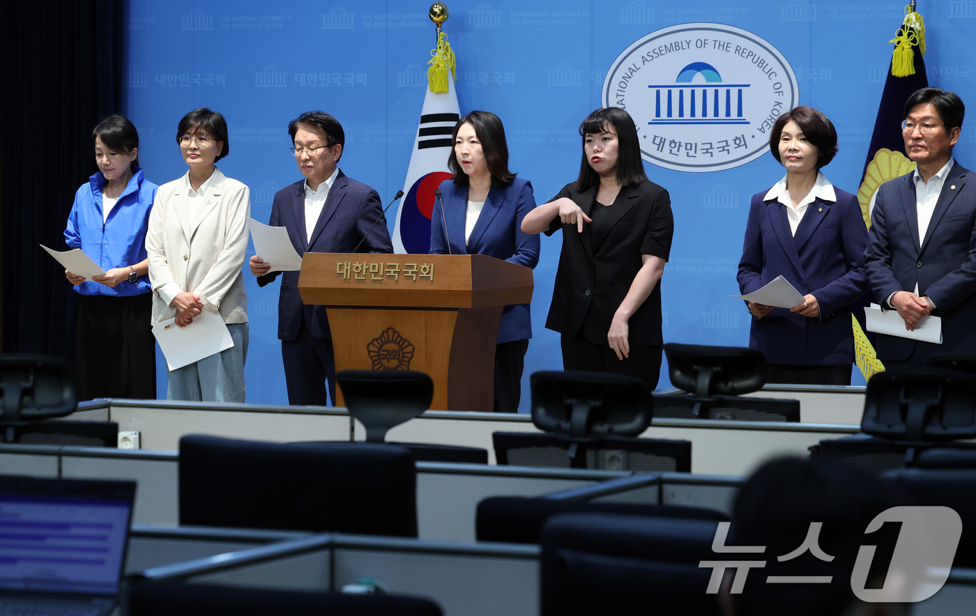 (서울=뉴스1) 황기선 기자 = 더불어민주당 의원들이 1일 오전 서울 여의도 국회 소통관에서 대구시장 선거 현안 관련 기자회견을 하고 있다.  2026.6.1/뉴스1