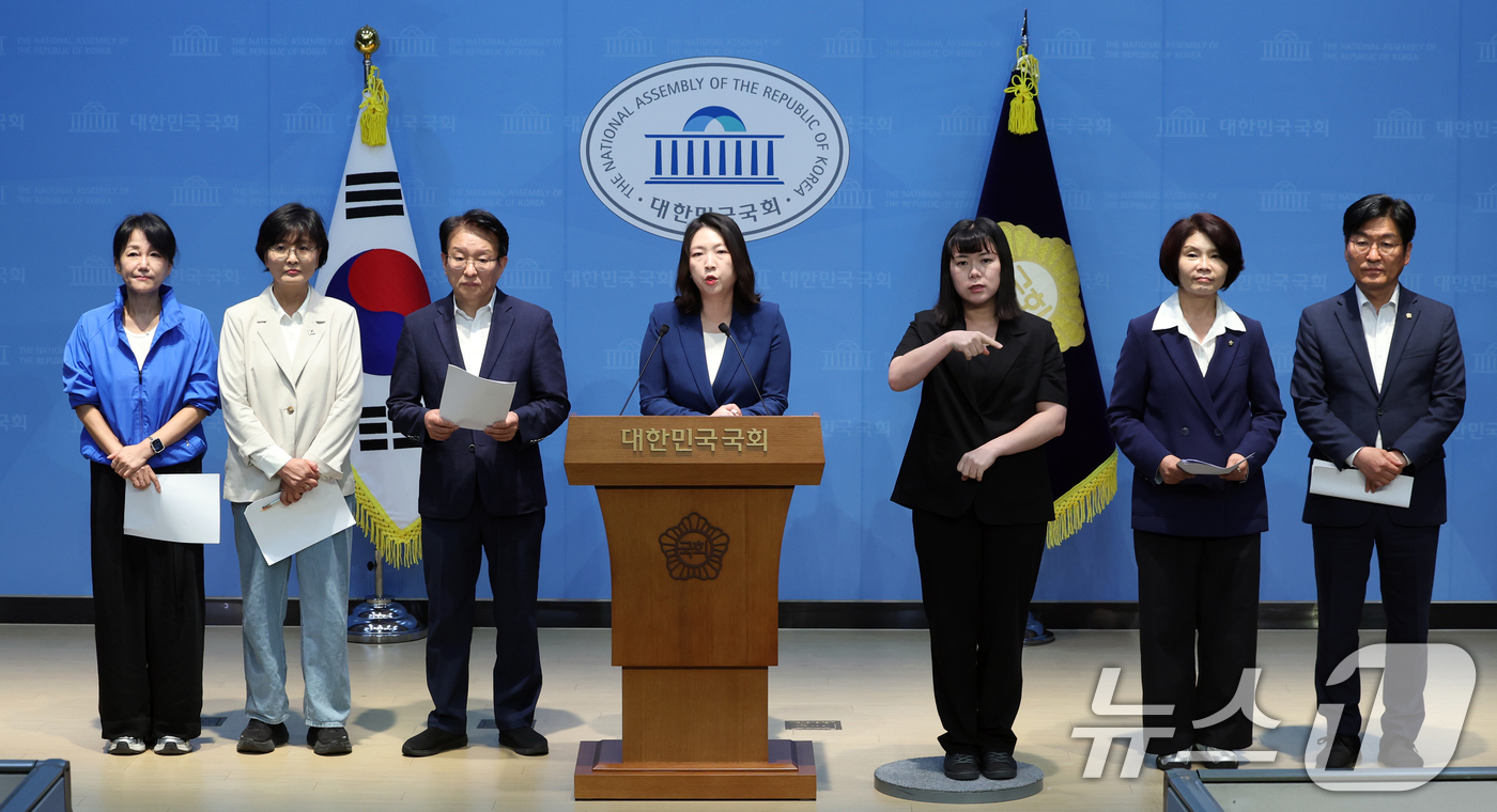 (서울=뉴스1) 황기선 기자 = 더불어민주당 의원들이 1일 오전 서울 여의도 국회 소통관에서 대구시장 선거 현안 관련 기자회견을 하고 있다.  2026.6.1/뉴스1