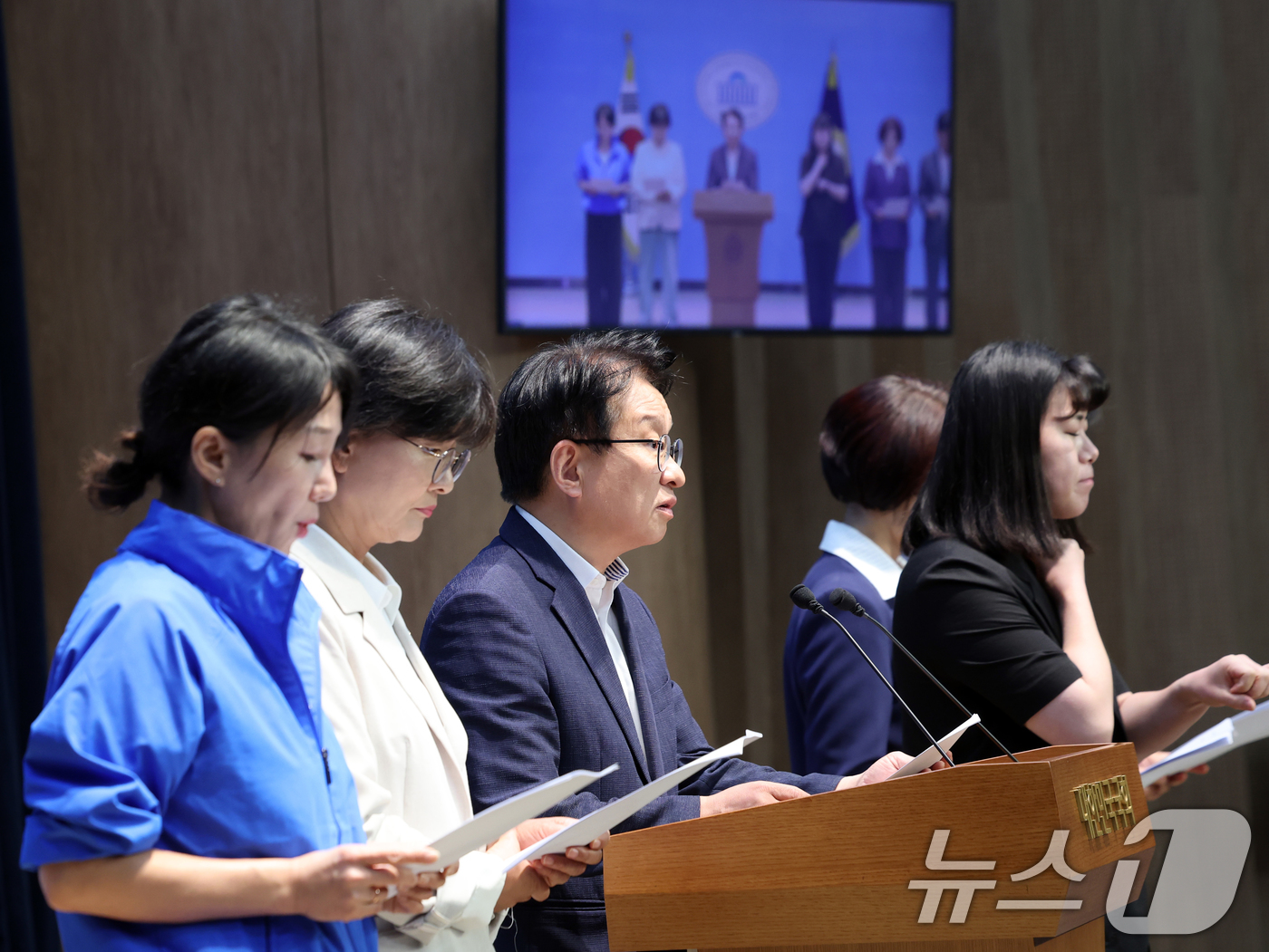 (서울=뉴스1) 황기선 기자 = 더불어민주당 의원들이 1일 오전 서울 여의도 국회 소통관에서 대구시장 선거 현안 관련 기자회견을 하고 있다.  2026.6.1/뉴스1