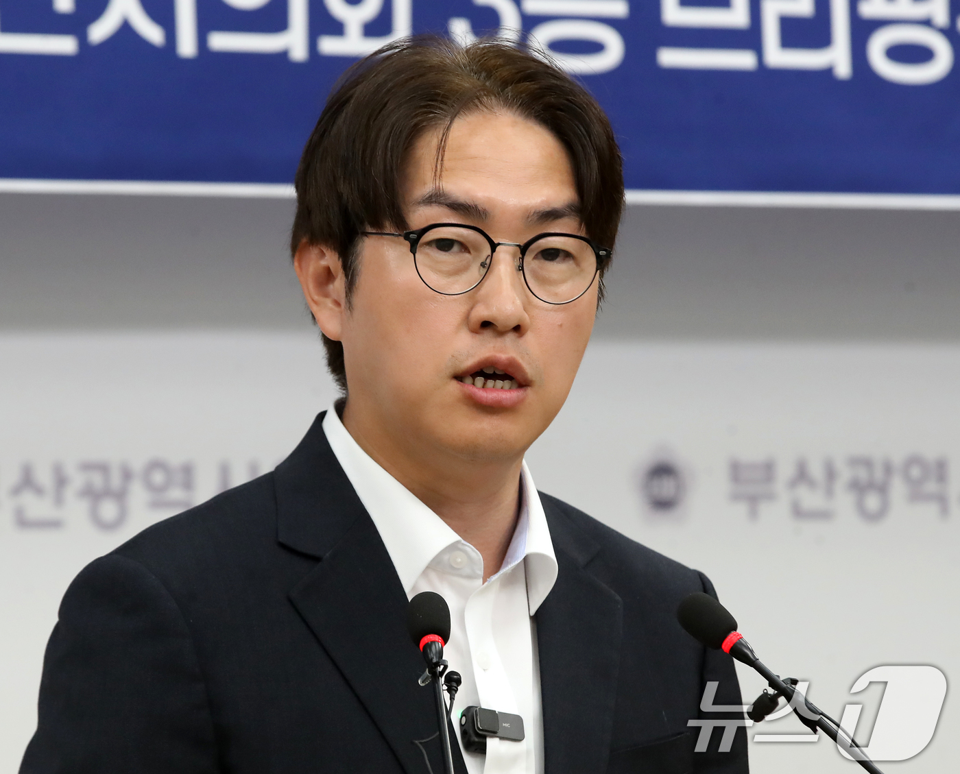 (부산=뉴스1) 윤일지 기자 = 하정우 더불어민주당 부산 북구갑 국회의원 후보가 1일 부산 연제구 부산시의회 브리핑룸에서 기자회견을 열고 공약 설명과 함께 지지를 호소하고 있다. …