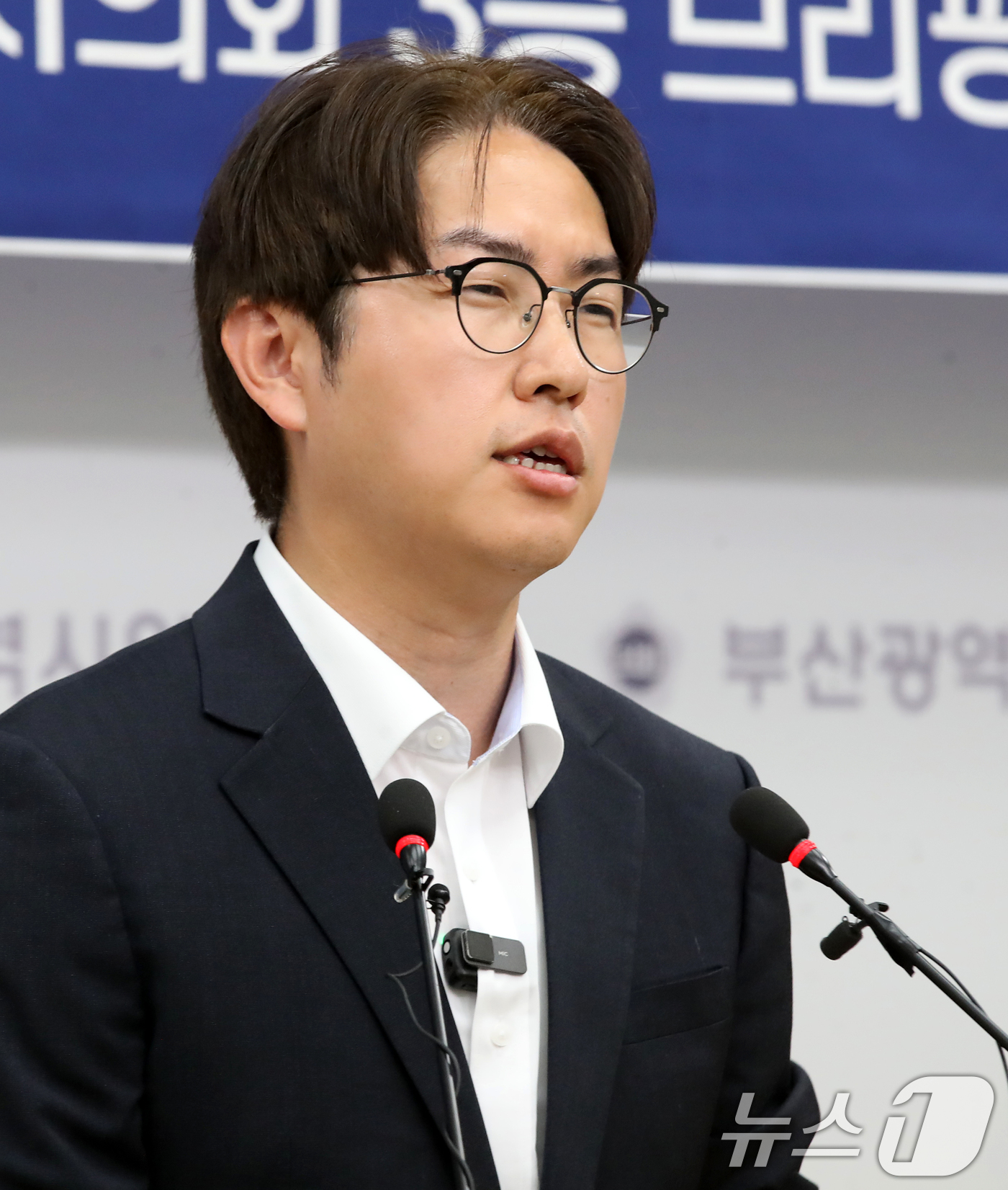 (부산=뉴스1) 윤일지 기자 = 하정우 더불어민주당 부산 북구갑 국회의원 후보가 1일 부산 연제구 부산시의회 브리핑룸에서 기자회견을 열고 공약 설명과 함께 지지를 호소하고 있다. …