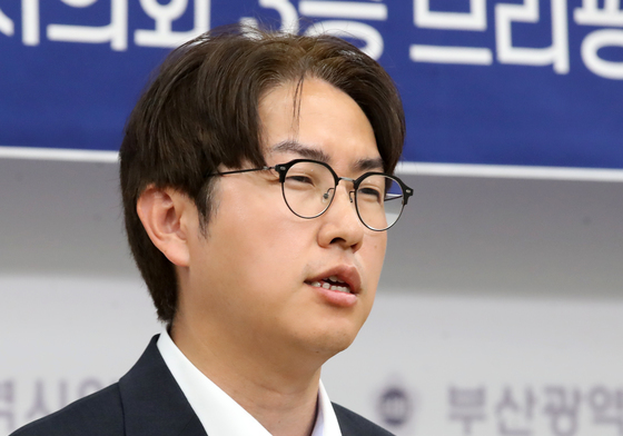 취재진 질문 답하는 하정우 후보