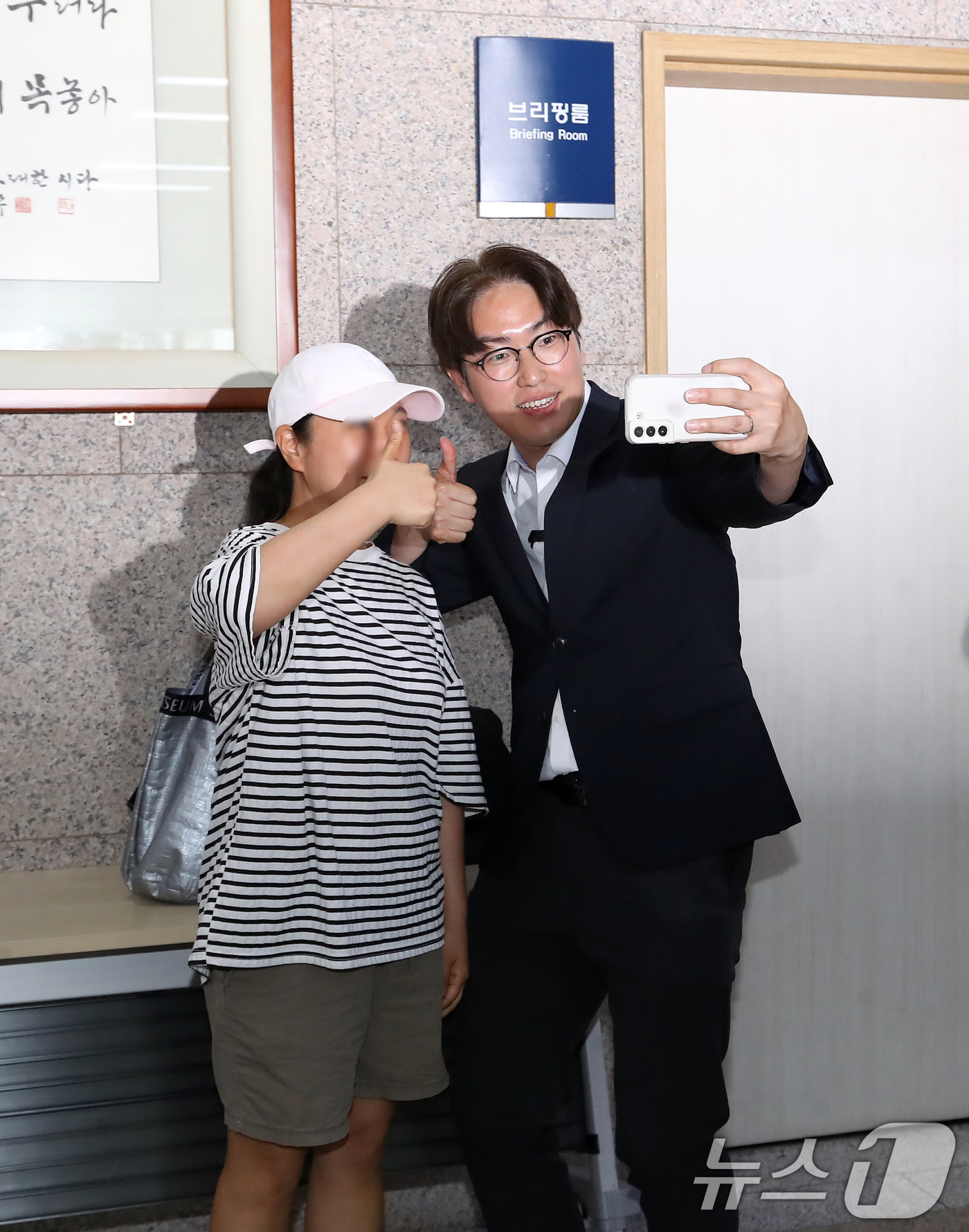 (부산=뉴스1) 윤일지 기자 = 하정우 더불어민주당 부산 북구갑 국회의원 후보가 1일 부산 연제구 부산시의회 브리핑룸에서 공약 설명 기자회견을 마친 뒤 지지자와 셀카를 찍고 있다. …