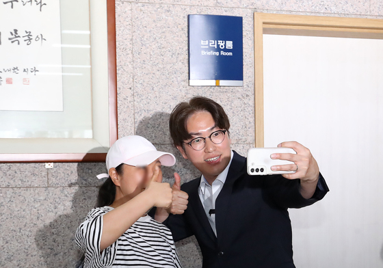 셀카 찍는 하정우 후보