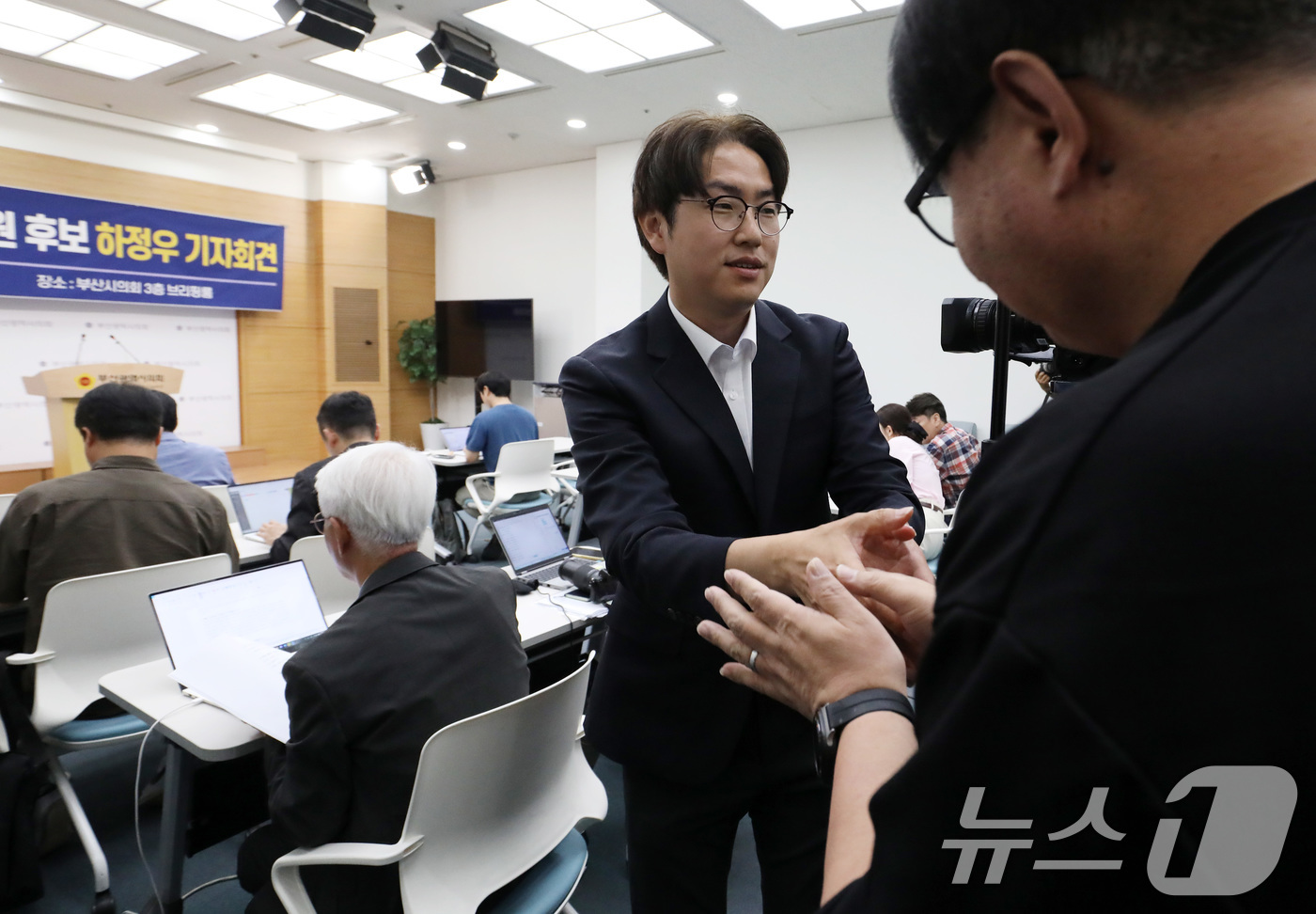 (부산=뉴스1) 윤일지 기자 = 하정우 더불어민주당 부산 북구갑 국회의원 후보가 1일 부산 연제구 부산시의회 브리핑룸에서 열린 기자회견에 참석하고 있다.  2026.6.1/뉴스1