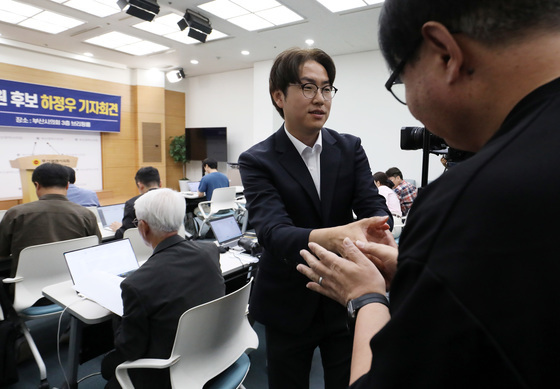 기자회견 참석하는 하정우 후보