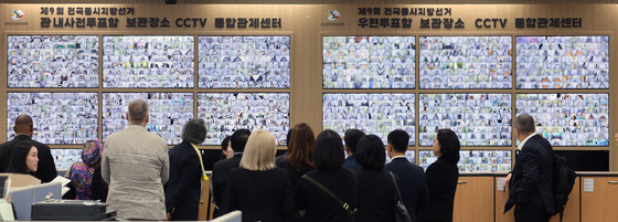 사전투표함 관리 체계 살펴보는 국제선거참관단