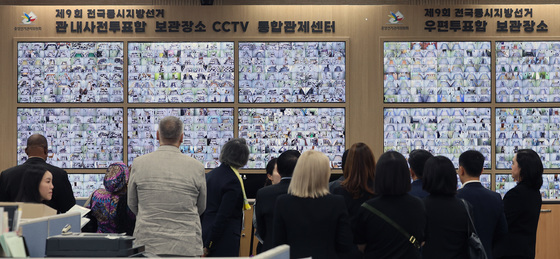 사전투표함 관리 체계 살펴보는 국제선거참관단