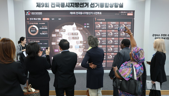 선거종합상황실 둘러보는 국제선거참관단