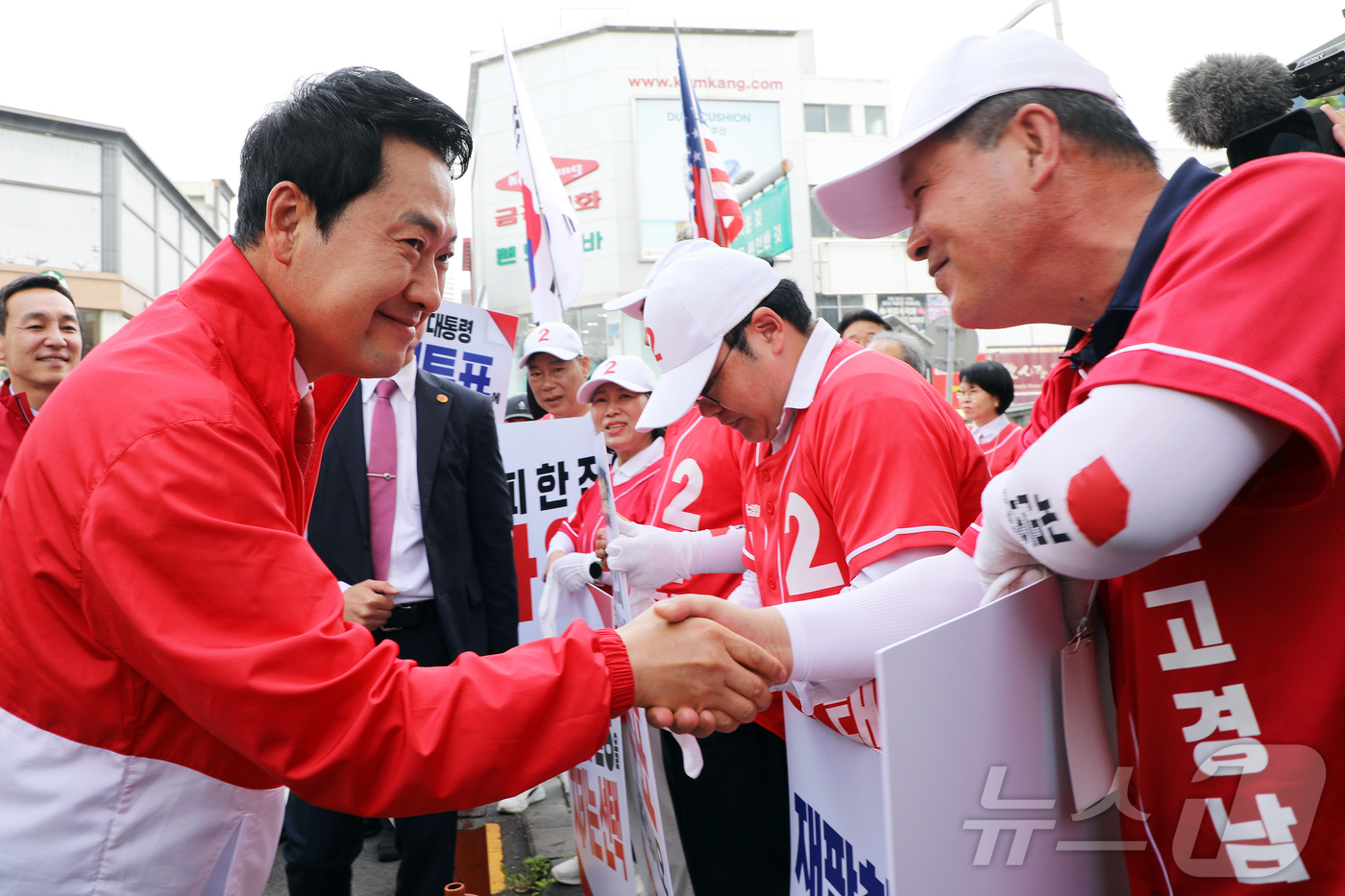 (제주=뉴스1) 오미란 기자 = 장동혁 국민의힘 대표가 1일 오전 제주시 이도1동 동문재래시장에서 선거운동원과 인사를 나누고 있다. 2026.6.1/뉴스1