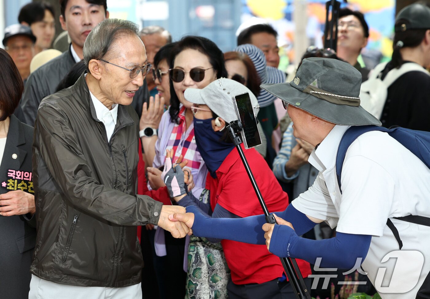 본문 이미지 - 고재현 국민의힘 성동구청장 후보의 지원 유세에 나선 이명박 전 대통령이 1일 오전 서울 성동구 서울숲에서 시민들과 악수를 하고 있다. 2026.6.1 ⓒ 뉴스1 최지환 기자