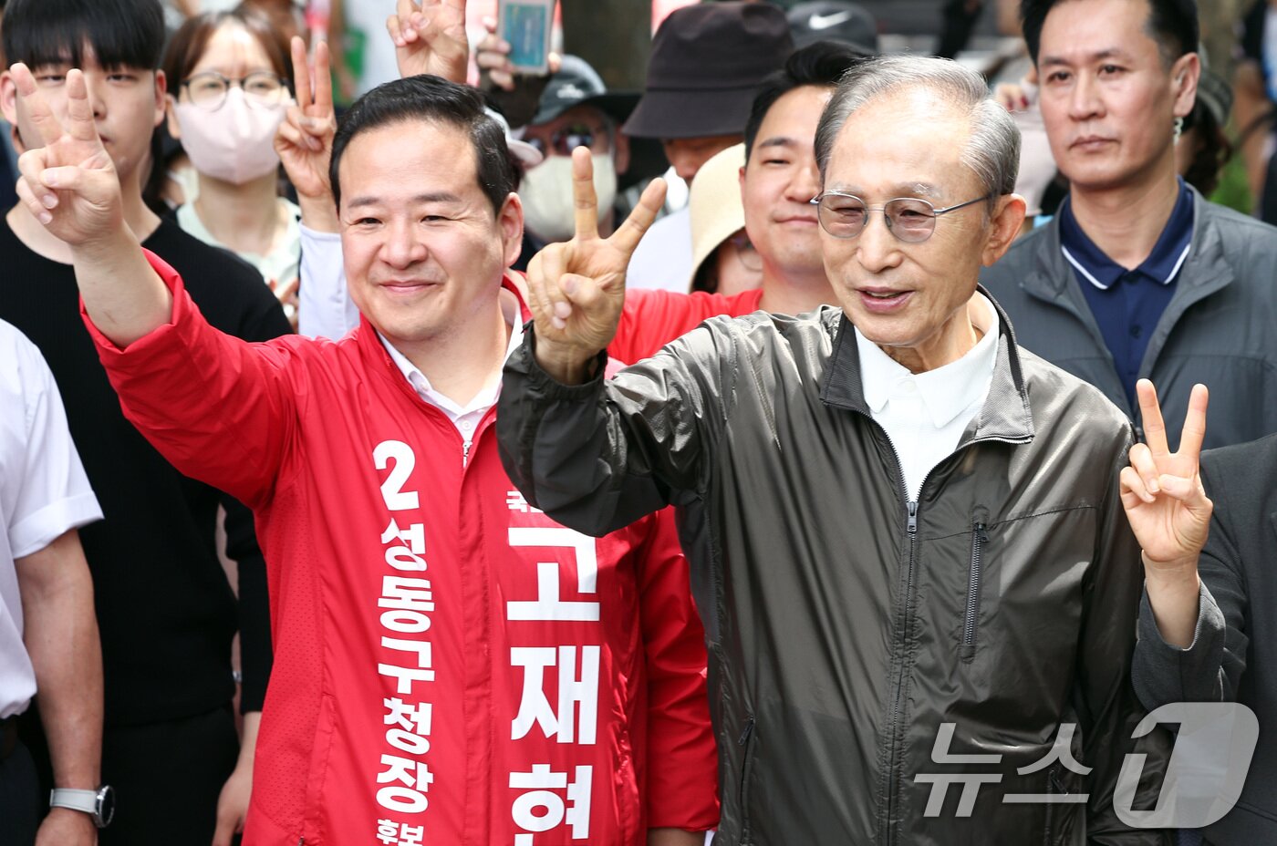 본문 이미지 - 고재현 국민의힘 성동구청장 후보의 지원 유세에 나선 이명박 전 대통령이 1일 오전 서울 성동구 서울숲에서 국민의힘 지지를 호소하고 있다. 2026.6.1 ⓒ 뉴스1 최지환 기자