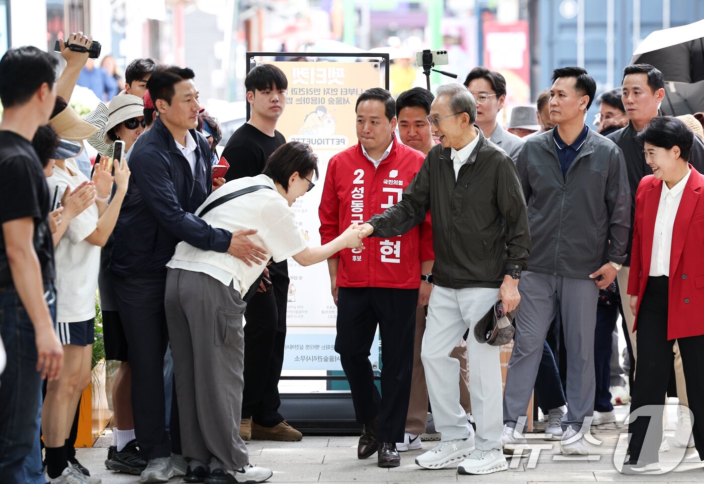 본문 이미지 - 고재현 국민의힘 성동구청장 후보의 지원 유세에 나선 이명박 전 대통령이 1일 오전 서울 성동구 서울숲에서 시민들과 악수를 하고 있다. 2026.6.1 ⓒ 뉴스1 최지환 기자