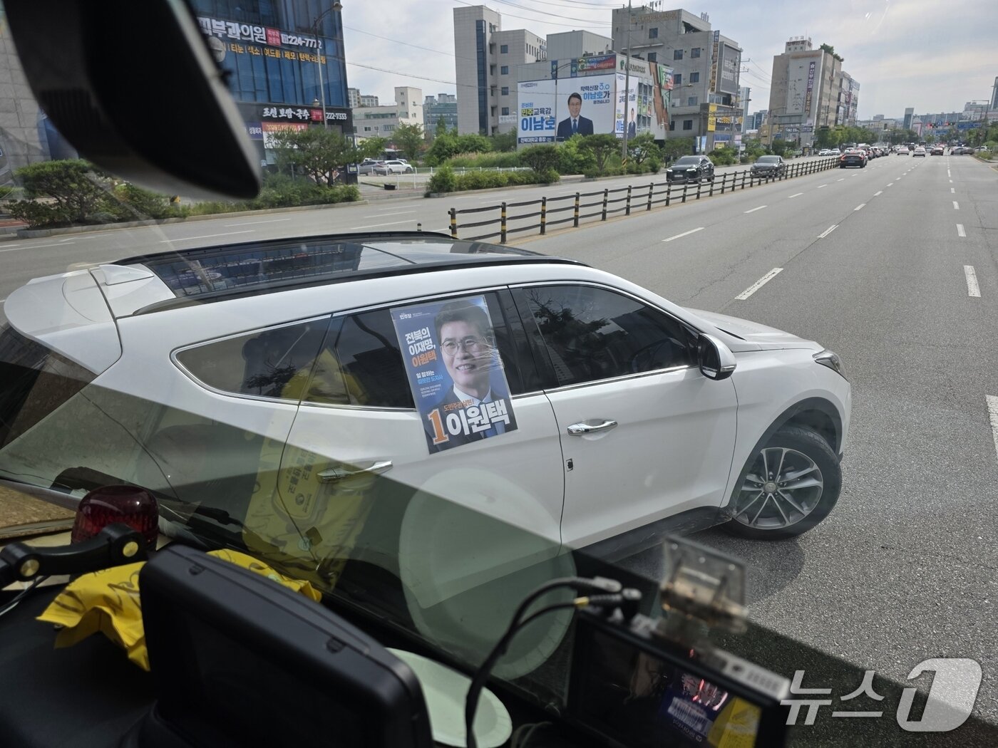 본문 이미지 - 1일 오전 8시 30분께 전북 전주시 효자동 LG베스트샵 사거리에서 이원택 전북도지사 후보(더불어민주당)과 김관영 후보(무소속) 측간 충돌이 일어난 가운데 이 후보 측 차량이 김 후보 측 차량의 이동을 막고 있다.(독자 제공. 재판매 및 DB금지)/뉴스1