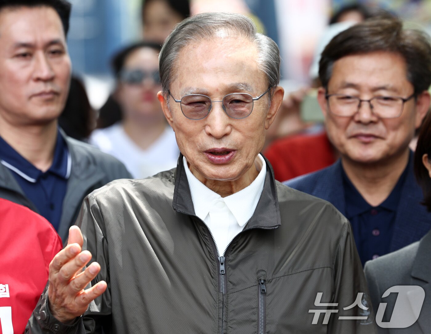 본문 이미지 - 고재현 국민의힘 성동구청장 후보의 지원 유세에 나선 이명박 전 대통령이 1일 오전 서울 성동구 서울숲에서 발언하고 있다. 2026.6.1 ⓒ 뉴스1 최지환 기자