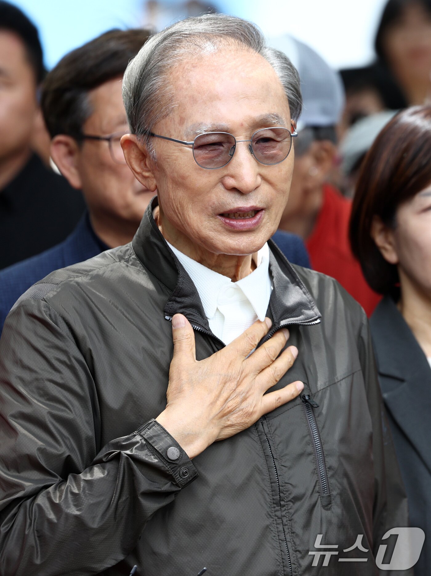 본문 이미지 - 고재현 국민의힘 성동구청장 후보의 지원 유세에 나선 이명박 전 대통령이 1일 오전 서울 성동구 서울숲에서 발언하고 있다. 2026.6.1 ⓒ 뉴스1 최지환 기자