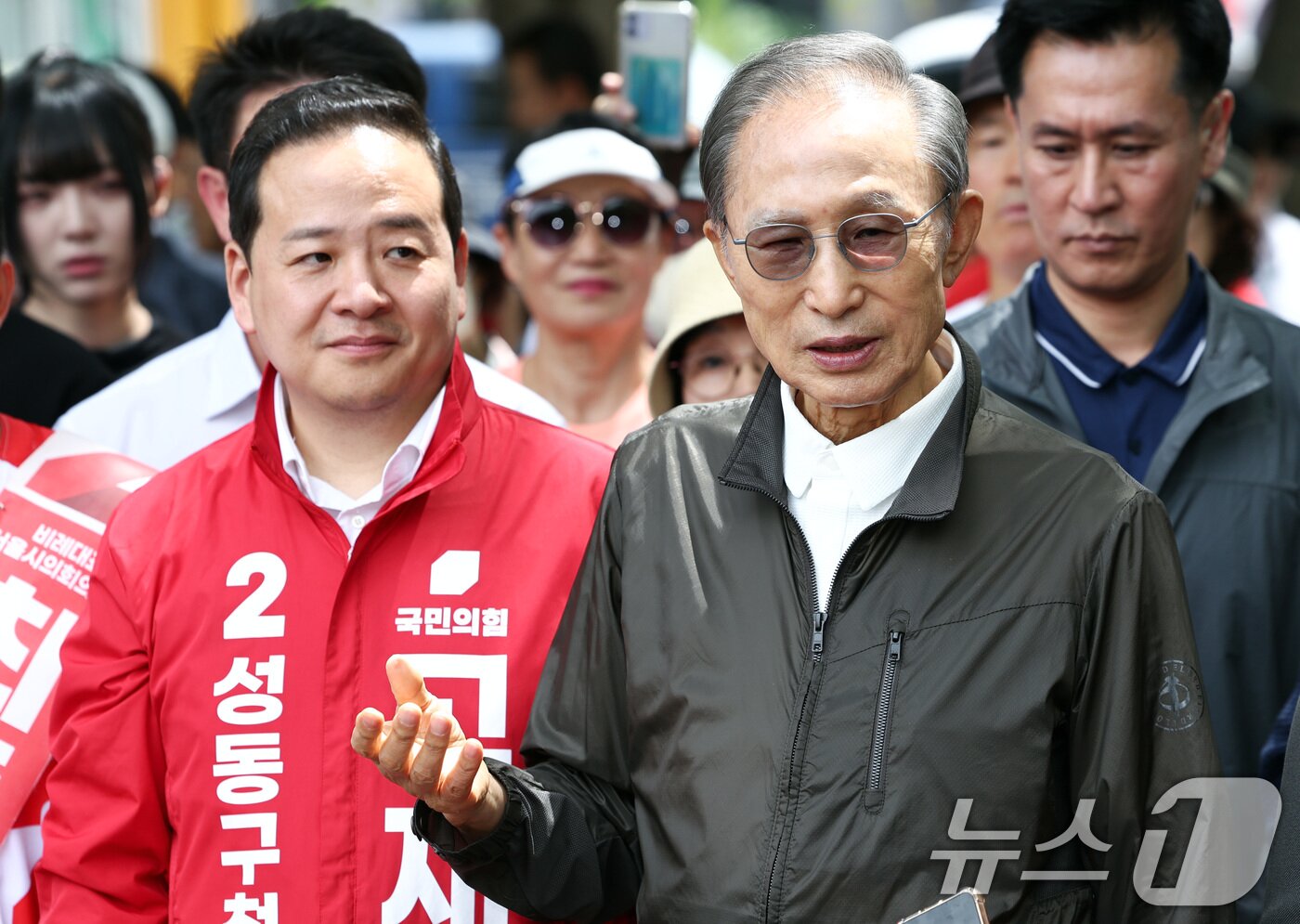 본문 이미지 - 고재현 국민의힘 성동구청장 후보의 지원 유세에 나선 이명박 전 대통령이 1일 오전 서울 성동구 서울숲에서 발언하고 있다. 2026.6.1 ⓒ 뉴스1 최지환 기자