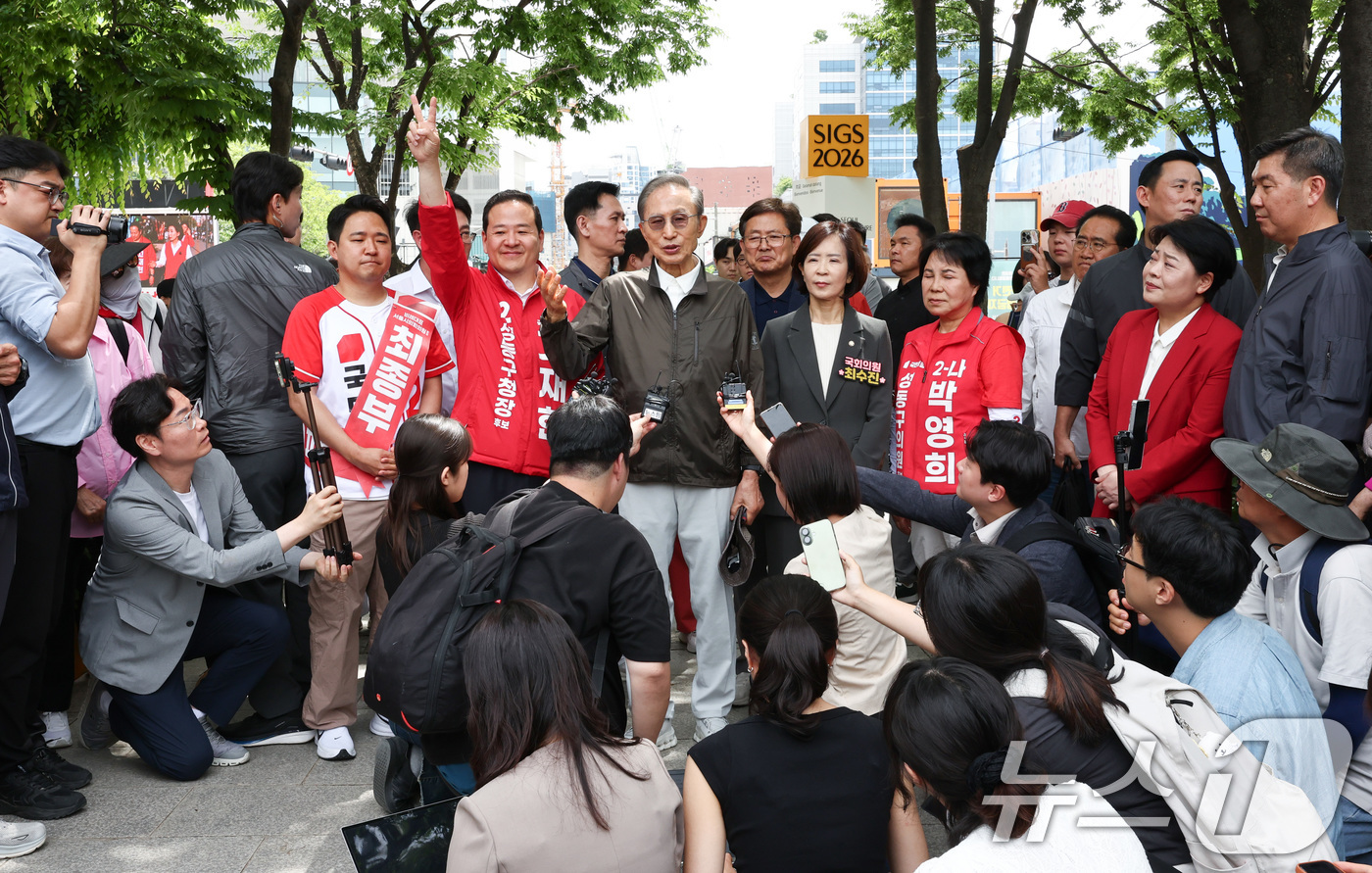(서울=뉴스1) 최지환 기자 = 고재현 국민의힘 성동구청장 후보의 지원 유세에 나선 이명박 전 대통령이 1일 오전 서울 성동구 서울숲에서 국민의힘 지지를 호소하고 있다. 2026. …