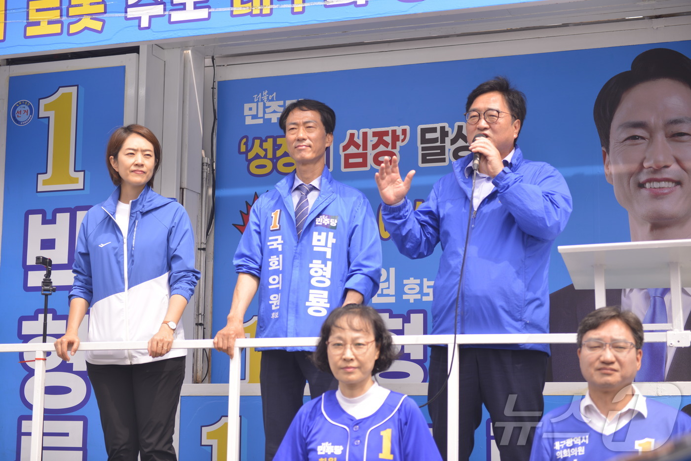 (대구=뉴스1) 이성덕 기자 = 우원식 전 국회의장과 고민정 더불어민주당 의원이 1일 대구 달성군 화원시장을 찾아 박형룡 더불어민주당 후보 지원 유세를 하고 있다. 2026.6.1 …