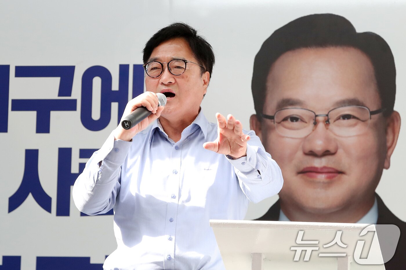 본문 이미지 - 우원식 전 국회의장이 1일 오전 대구 북구 팔달신시장에서 김부겸 더불어민주당 대구시장 후보 지원 유세를 펼치고 있다. 2026.6.1 ⓒ 뉴스1 공정식 기자