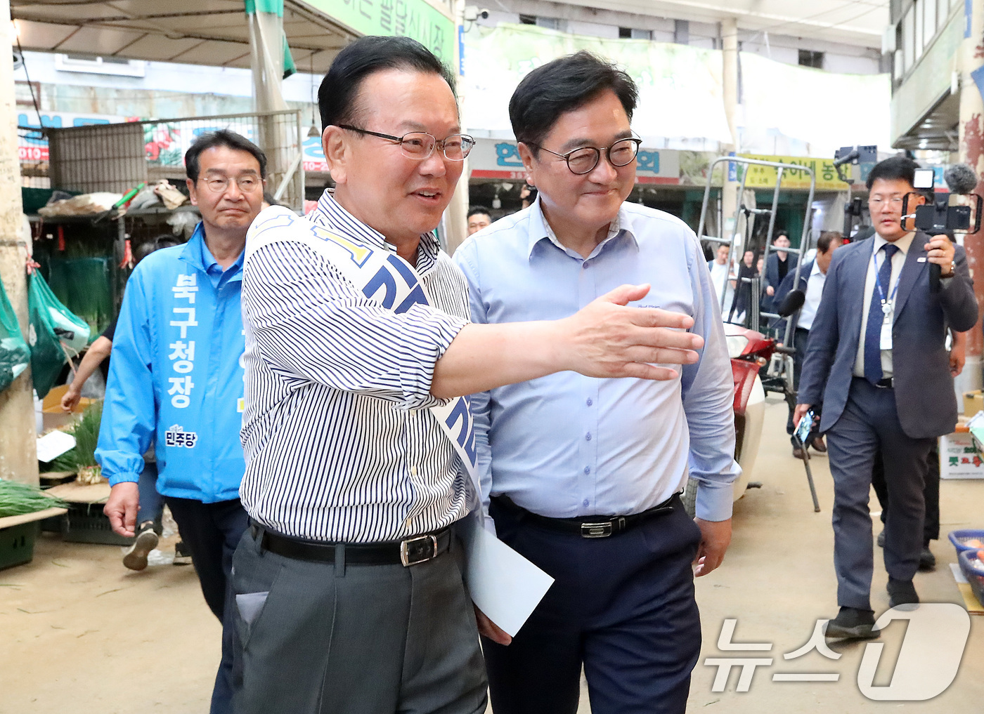 (대구=뉴스1) 공정식 기자 = 우원식 전 국회의장과 김부겸 더불어민주당 대구시장 후보가 1일 오전 대구 북구 팔달신시장에서 지지를 호소하고 있다. 2026.6.1/뉴스1