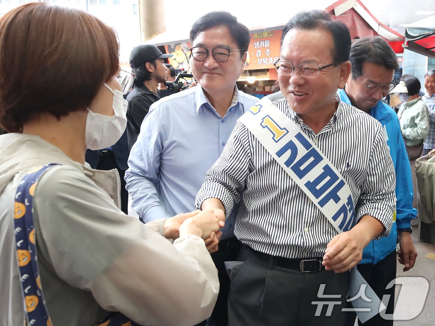 본문 이미지 - 우원식 전 국회의장과 김부겸 더불어민주당 대구시장 후보가 1일 오전 대구 북구 팔달신시장에서 지지를 호소하고 있다. 2026.6.1 ⓒ 뉴스1 공정식 기자