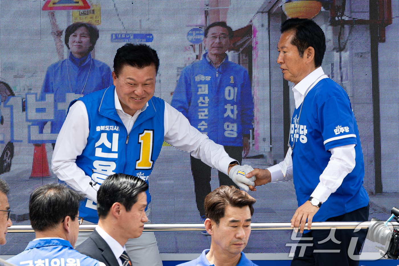 (괴산=뉴스1) 유승관 기자 = 정청래 더불어민주당 대표가 1일 충북 괴산군 자갈자갈 공동체센터 앞 사거리에서 신용한 충북도지사 후보와 손잡고 있다. 2026.6.1/뉴스1