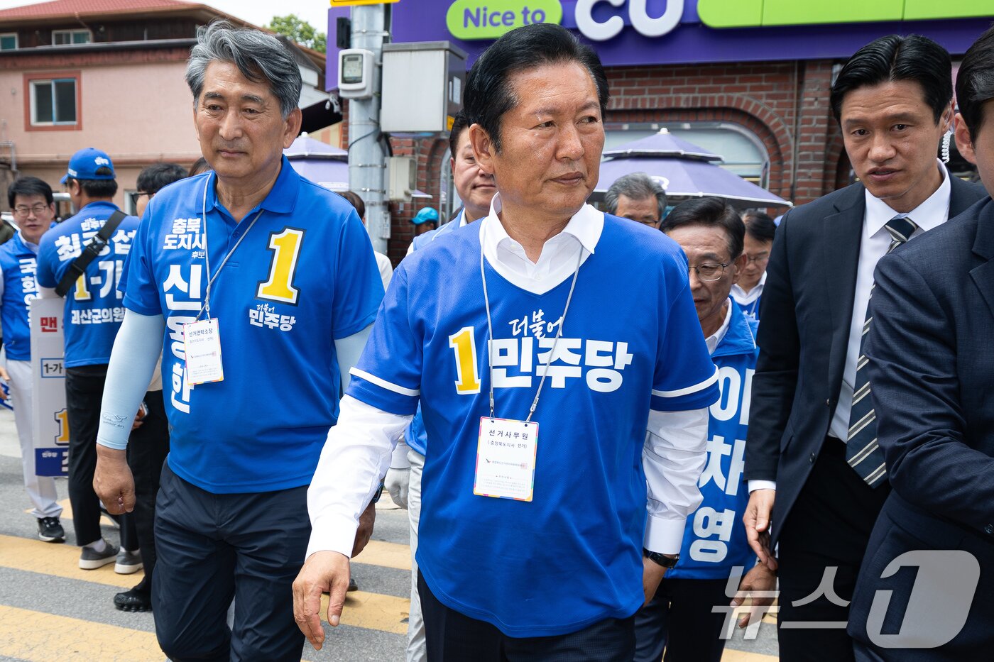본문 이미지 - 정청래 더불어민주당 대표가 1일 충북 괴산군 자갈자갈 공동체센터 앞 사거리에서 신용한 충북도지사 후보·이차영 충북 괴산군수 후보 지원유세 중 굳은 표정으로 이동하고 있다. 2026.6.1 ⓒ 뉴스1 유승관 기자