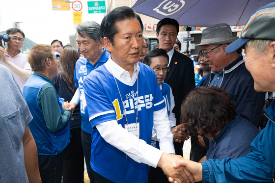 괴산 군민들과 인사 나누는 정청래 대표