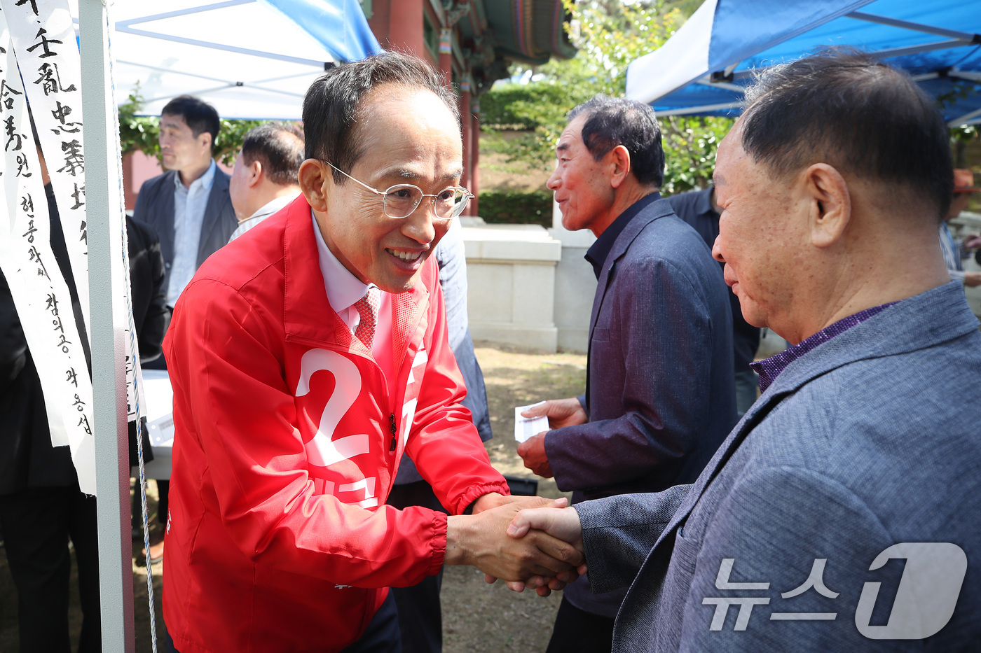 (대구=뉴스1) 공정식 기자 = 추경호 국민의힘 대구시장 후보가 1일 오전 대구 동구 망우당공원에서 열린 의병의 날 기념행사에 참석해 지역 어르신과 인사를 나누고 있다. 2026. …