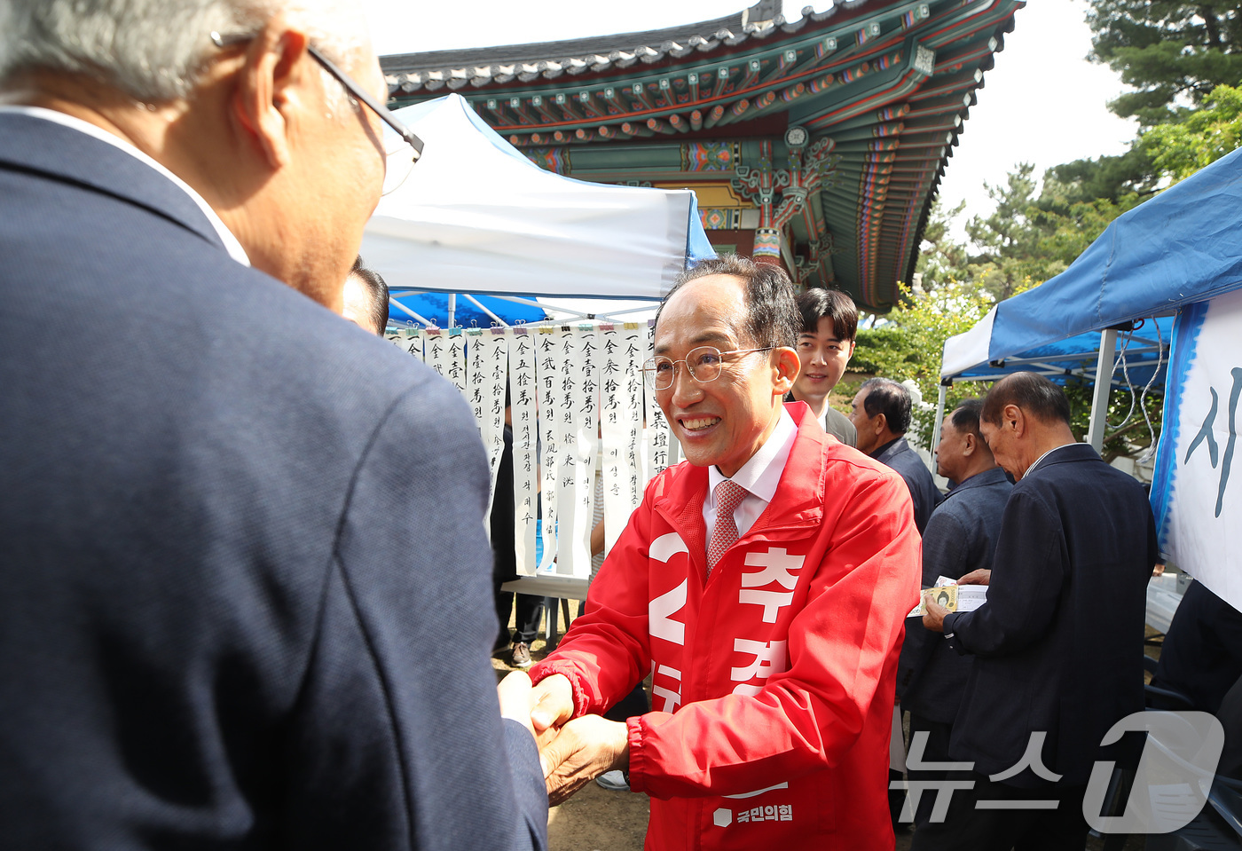 (대구=뉴스1) 공정식 기자 = 추경호 국민의힘 대구시장 후보가 1일 오전 대구 동구 망우당공원에서 열린 의병의 날 기념행사에 참석해 지역 어르신과 인사를 나누고 있다. 2026. …