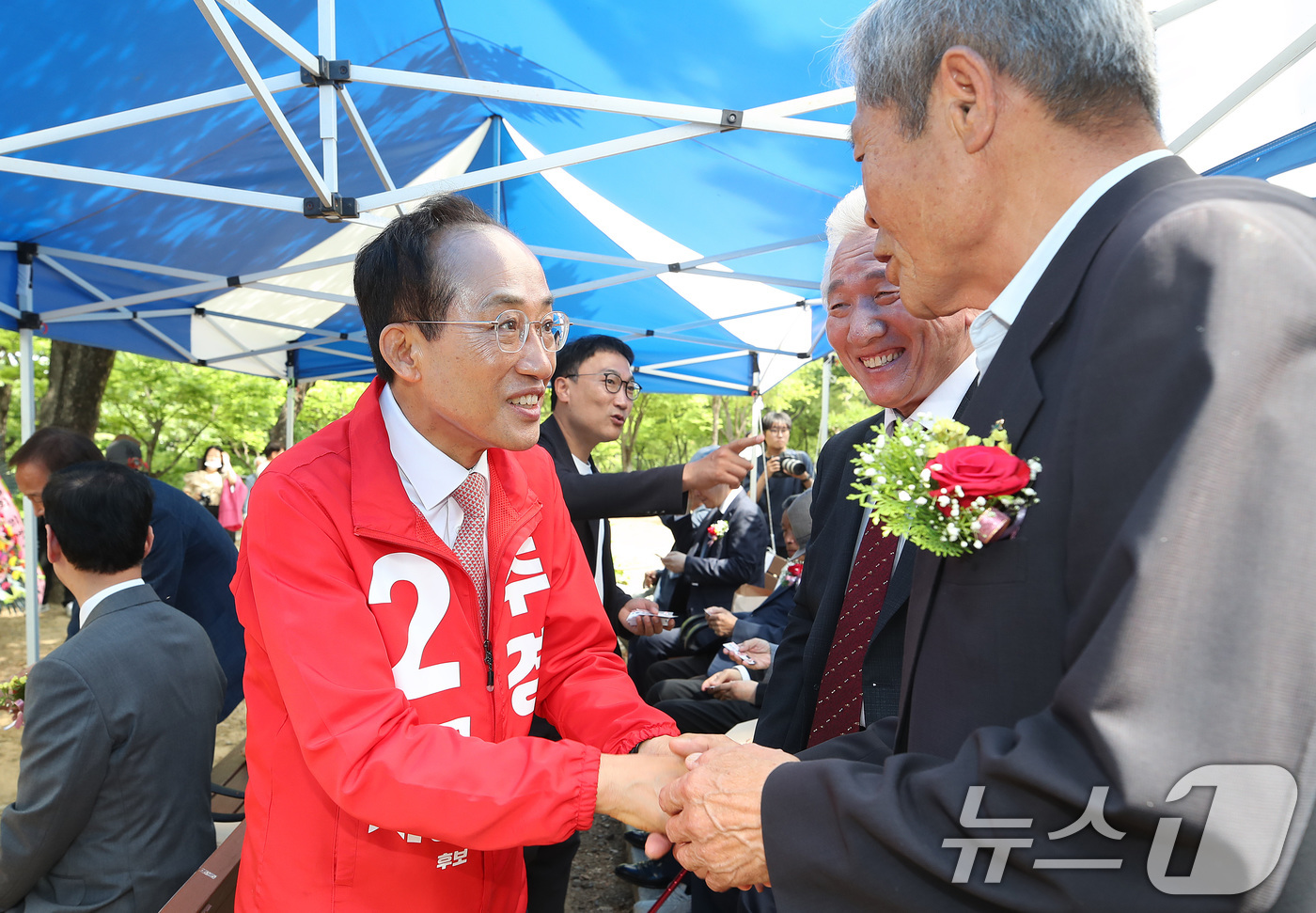 (대구=뉴스1) 공정식 기자 = 추경호 국민의힘 대구시장 후보가 1일 오전 대구 동구 망우당공원에서 열린 의병의 날 기념행사에 참석해 지역 어르신과 인사를 나누고 있다. 2026. …
